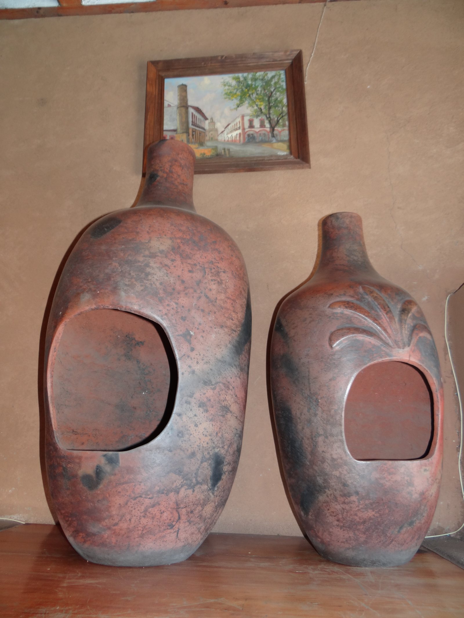 Vasijas de barro y pintura tradicional del pueblo