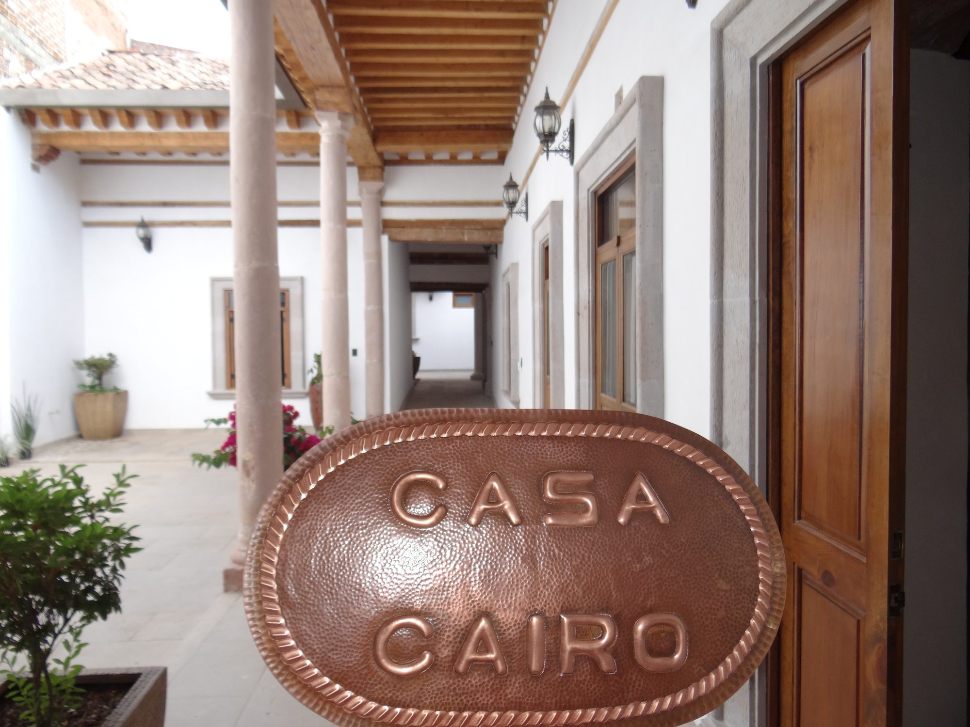 Placa de cobre grabada 'Casa Cairo' en el corredor