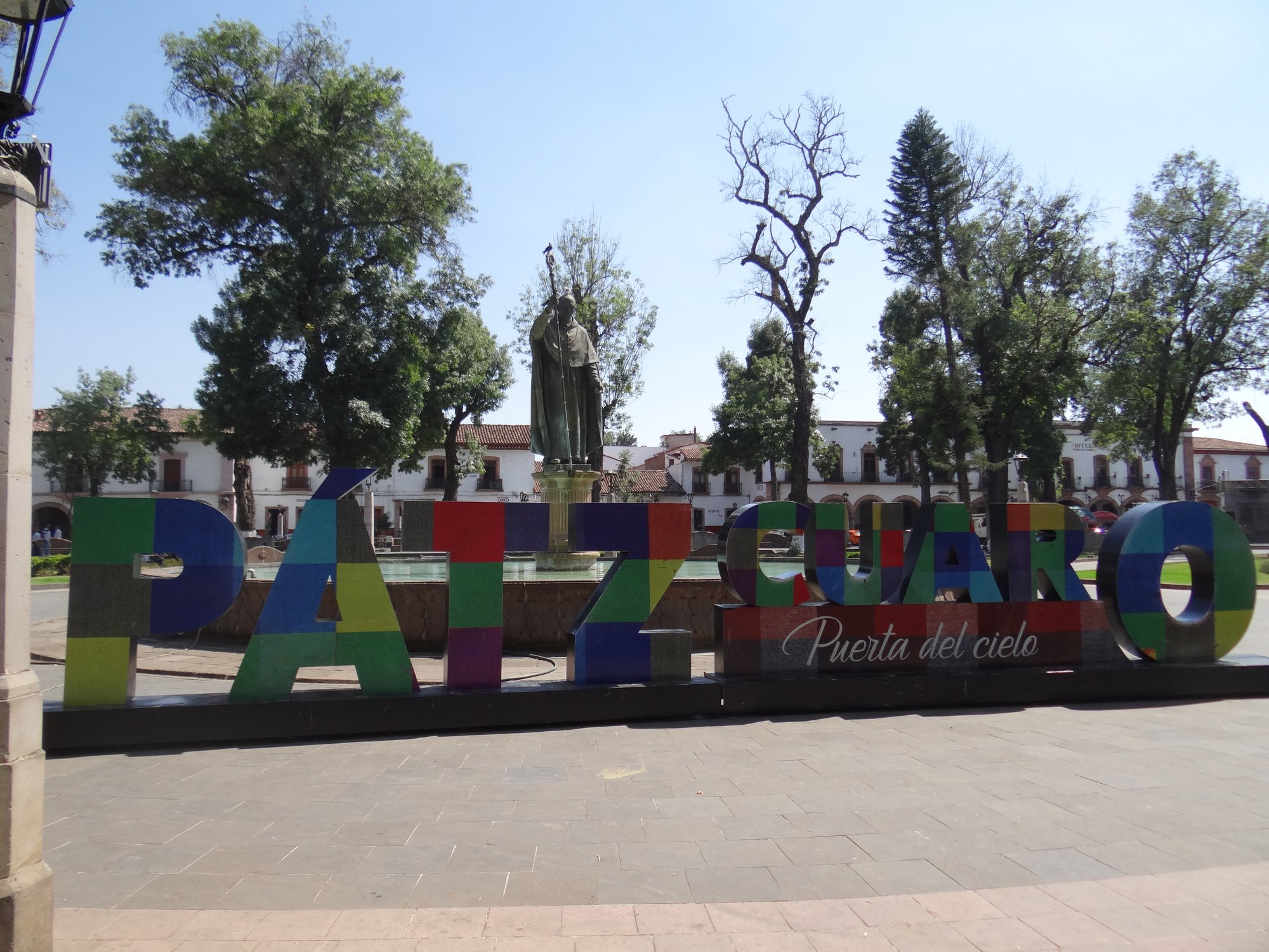 Letras monumentales de Pátzcuaro en la plaza principal, junto a la estatua de Vasco de Quiroga