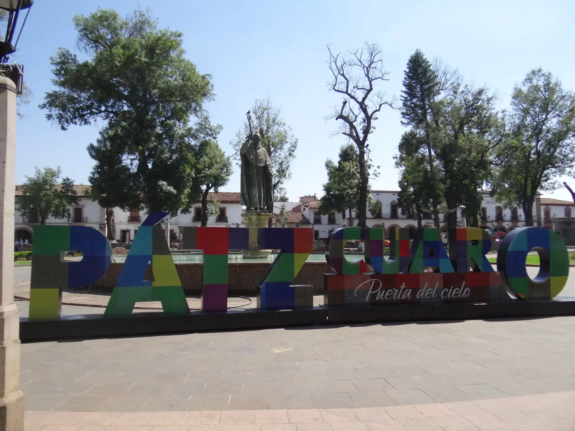 Letras monumentales de Pátzcuaro en la plaza principal, junto a la estatua de Vasco de Quiroga
