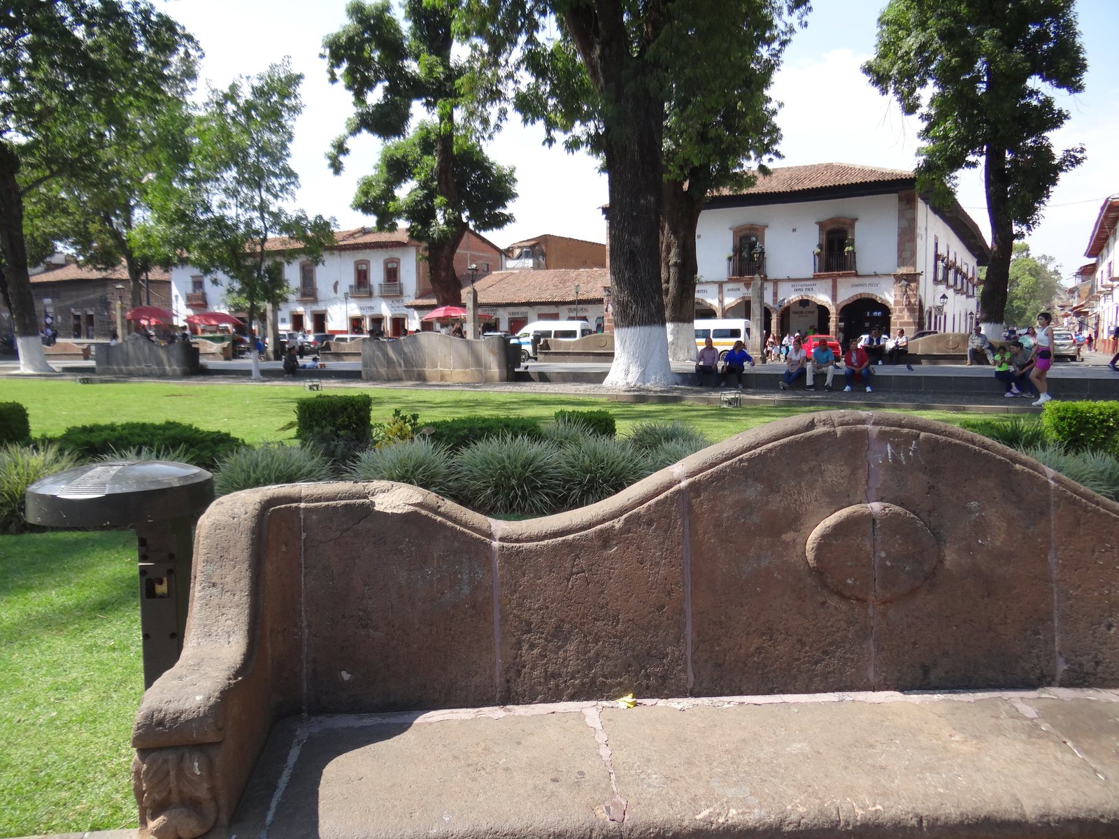 Banca de cantera frente a las arcadas de la plaza