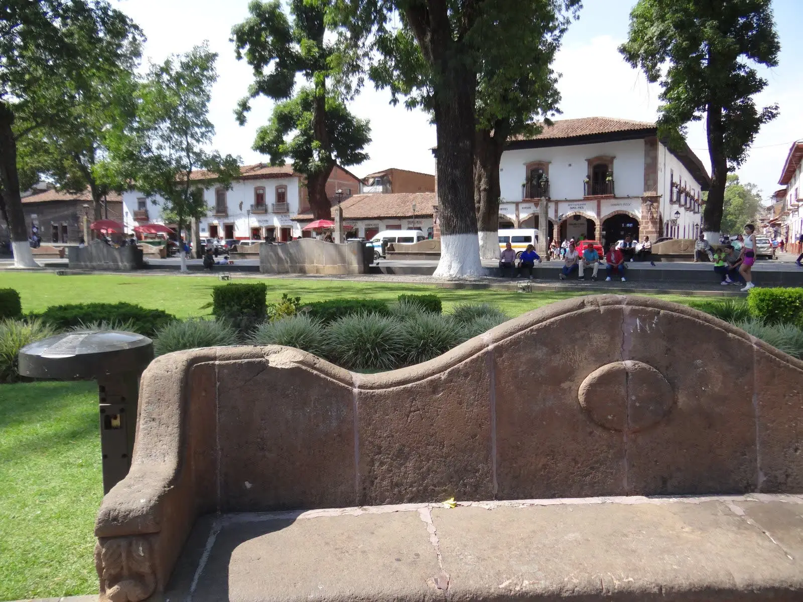 Banca de cantera frente a las arcadas de la plaza