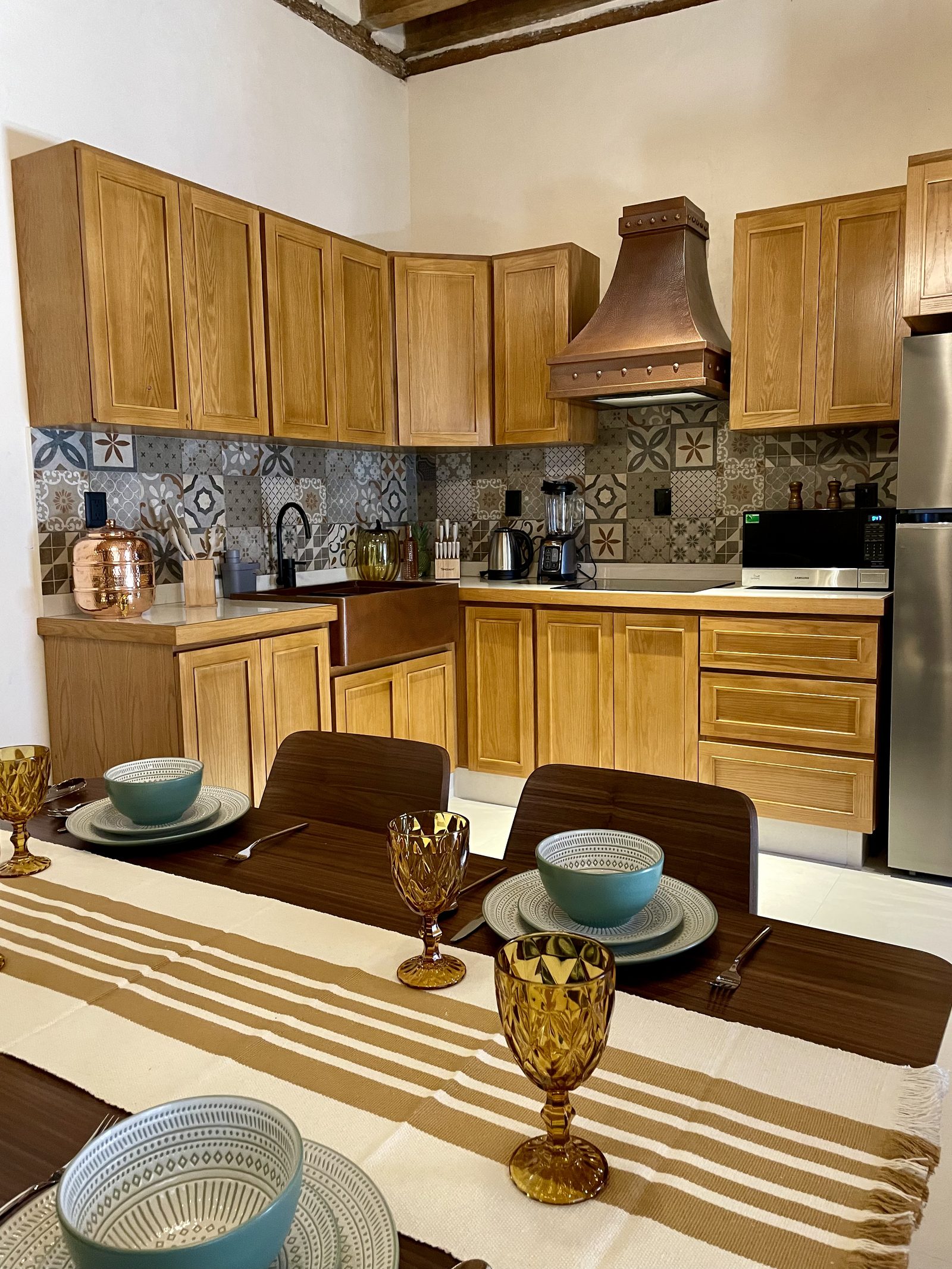 Cocina y comedor con lámpara de techo