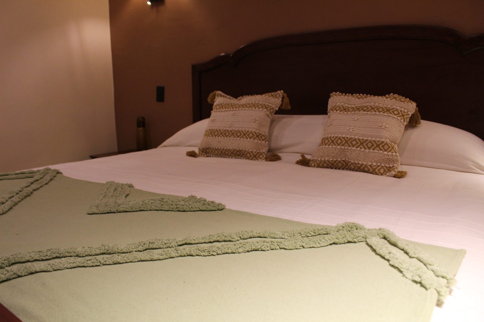 Cama King con cojines bordados