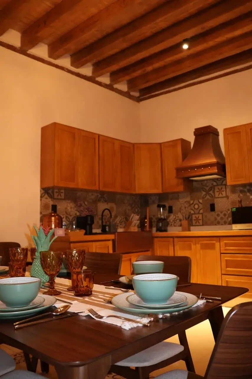 Mesa de comedor puesta junto a la cocina