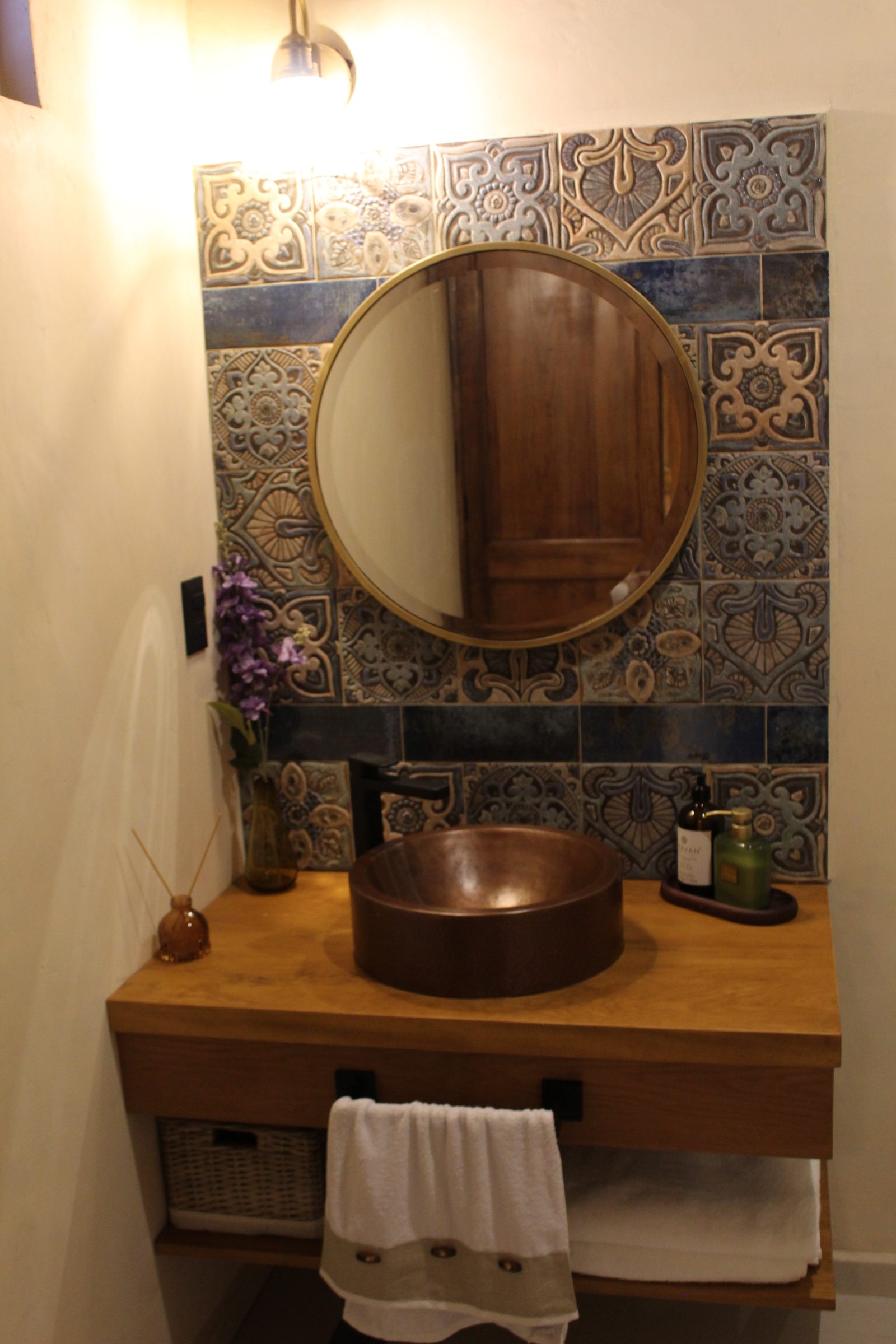 Lavabo de cobre redondo con espejo