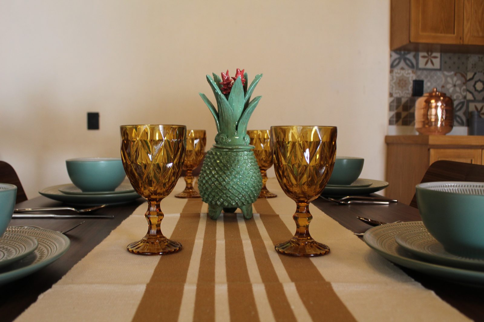 Mesa de comedor con copas ámbar