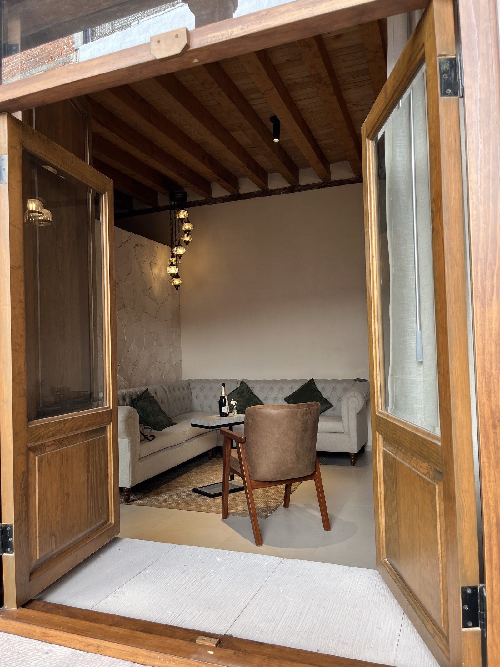 Puerta abierta hacia terraza con sofá