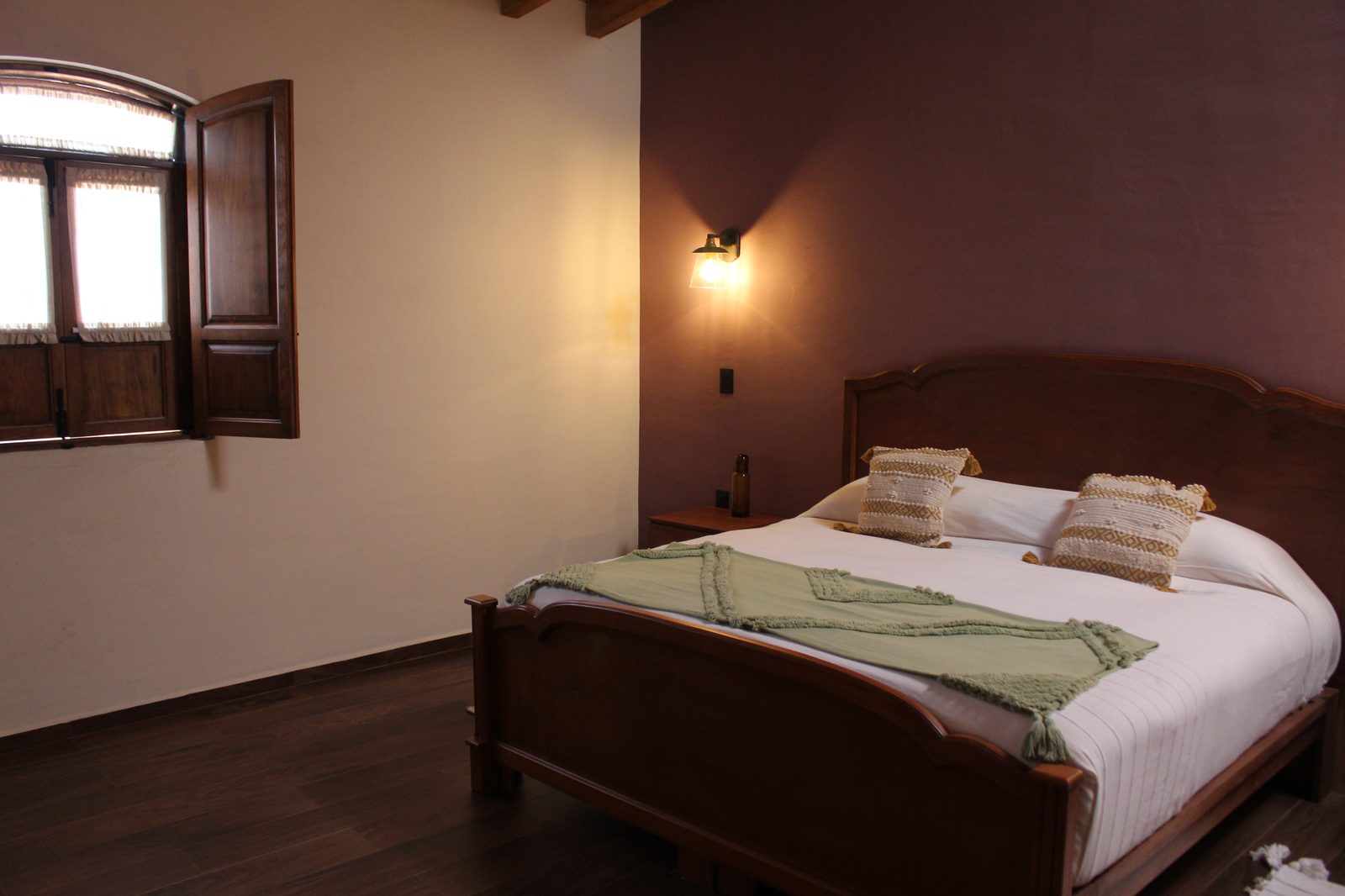 Recámara con cama King y luz natural