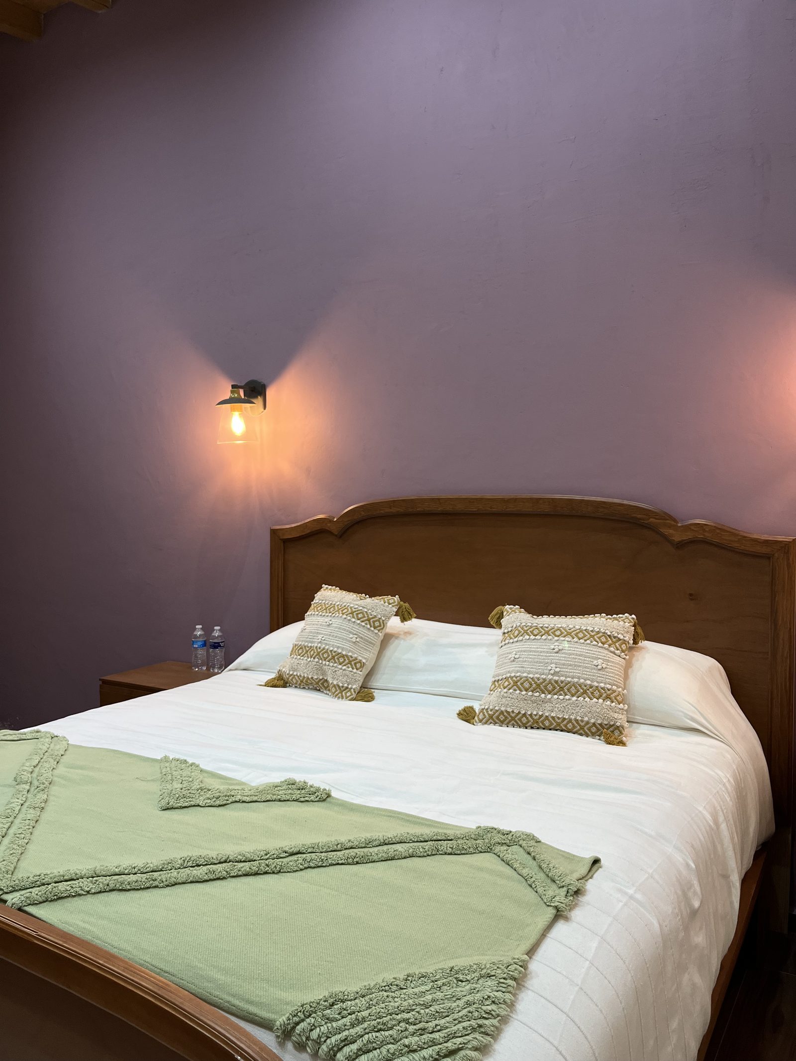Recámara con cama King y puerta a balcón