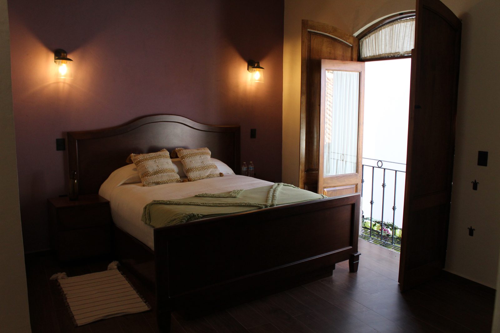 Baño con lavabo de cobre y toalleros