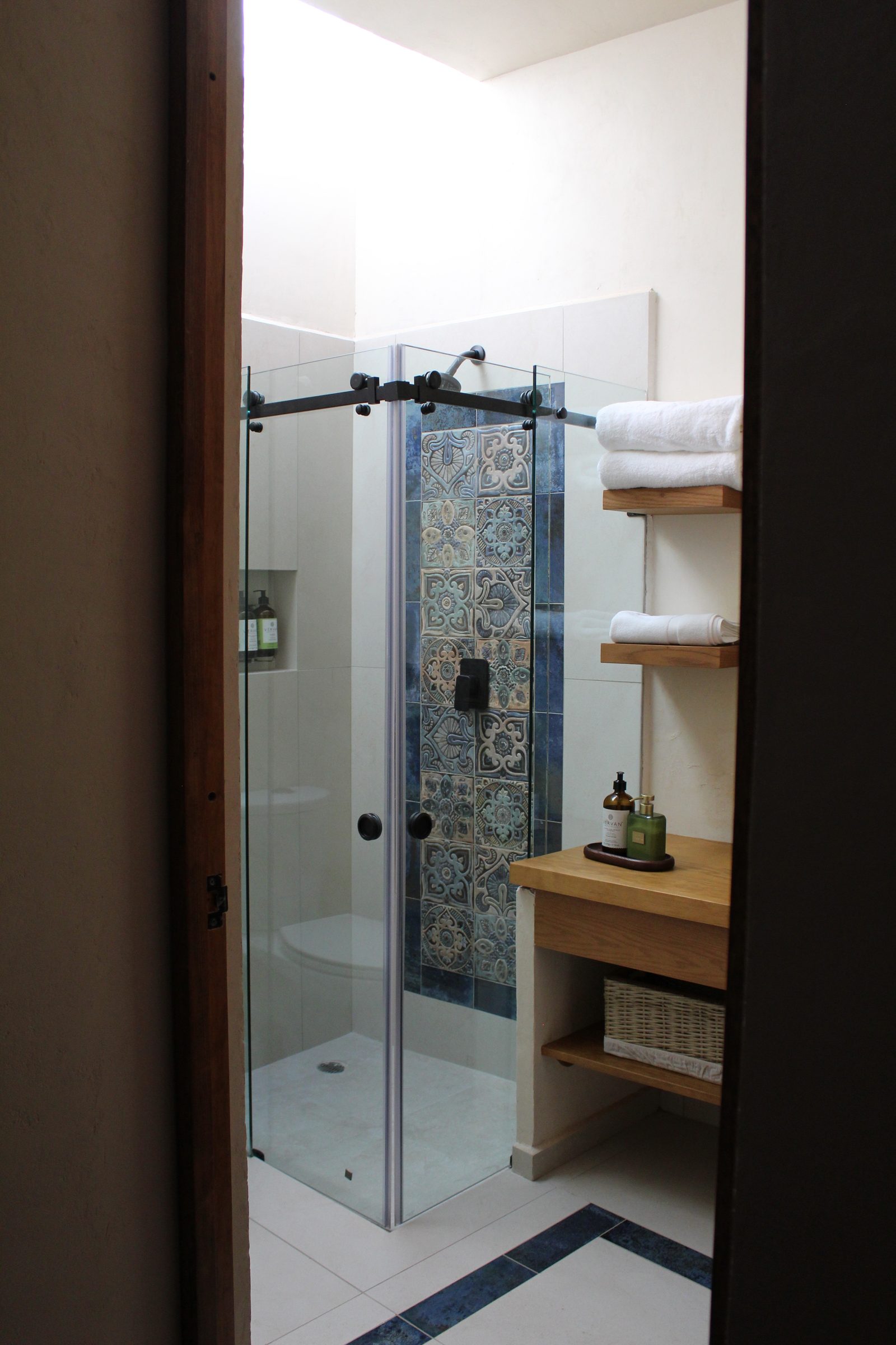 Regadera de cristal con mosaico decorativo