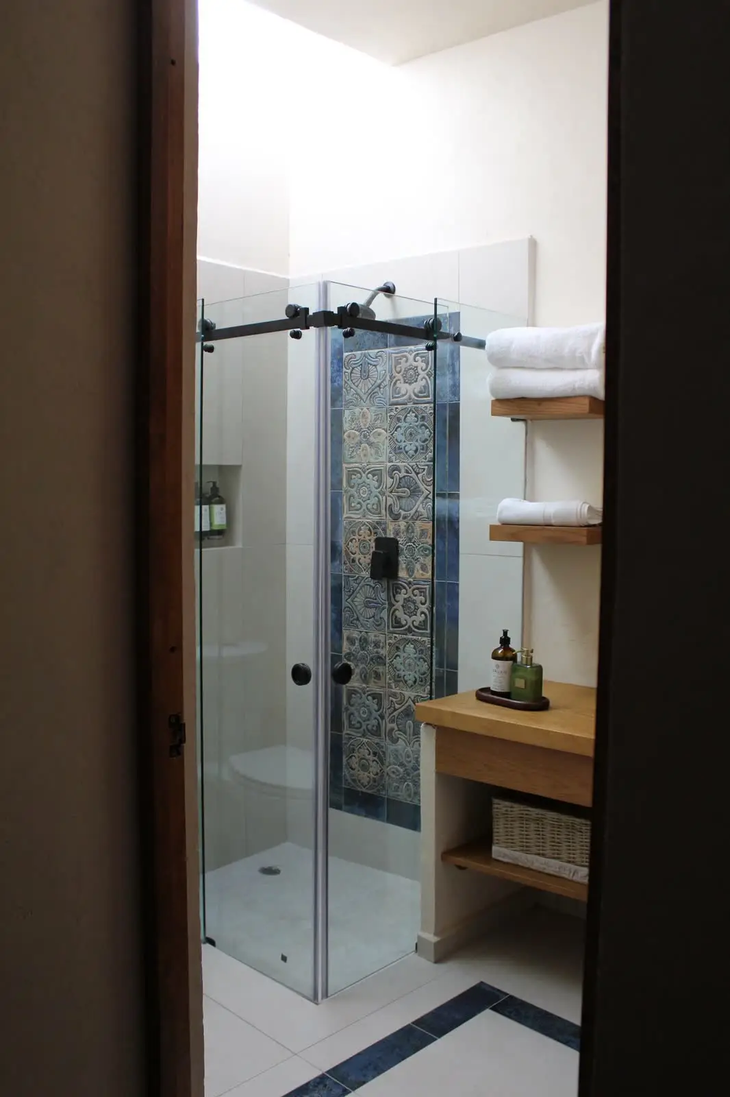 Regadera de cristal con mosaico decorativo