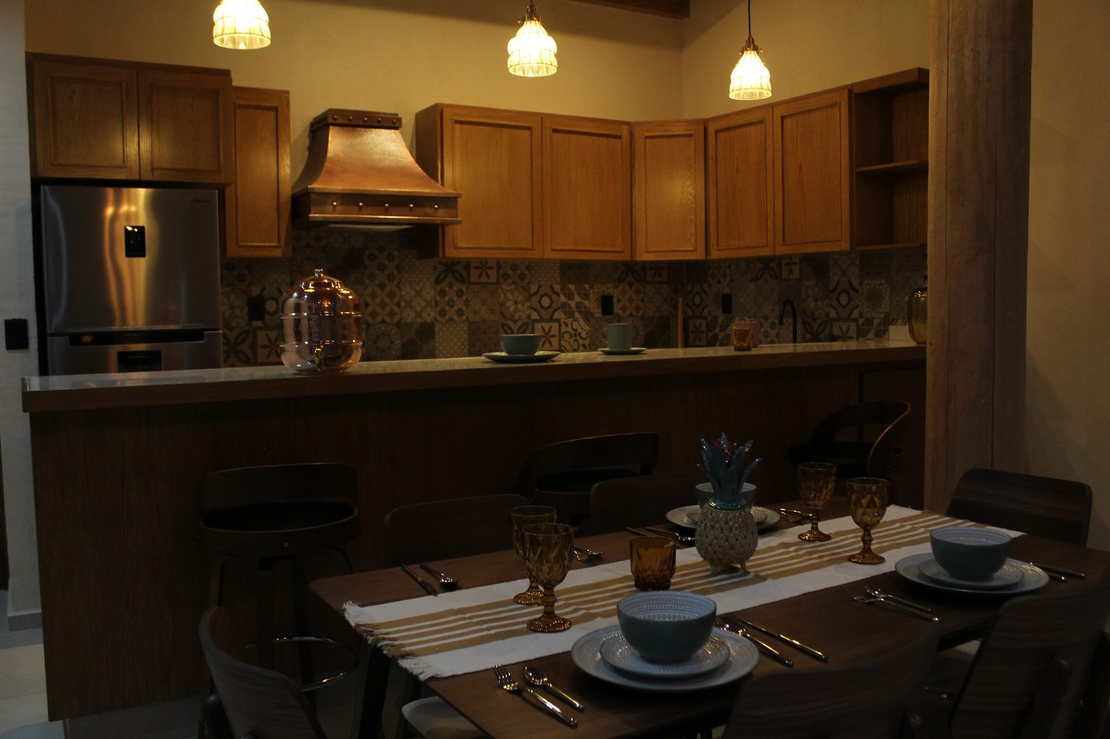 Cocina con alacenas de madera y barra