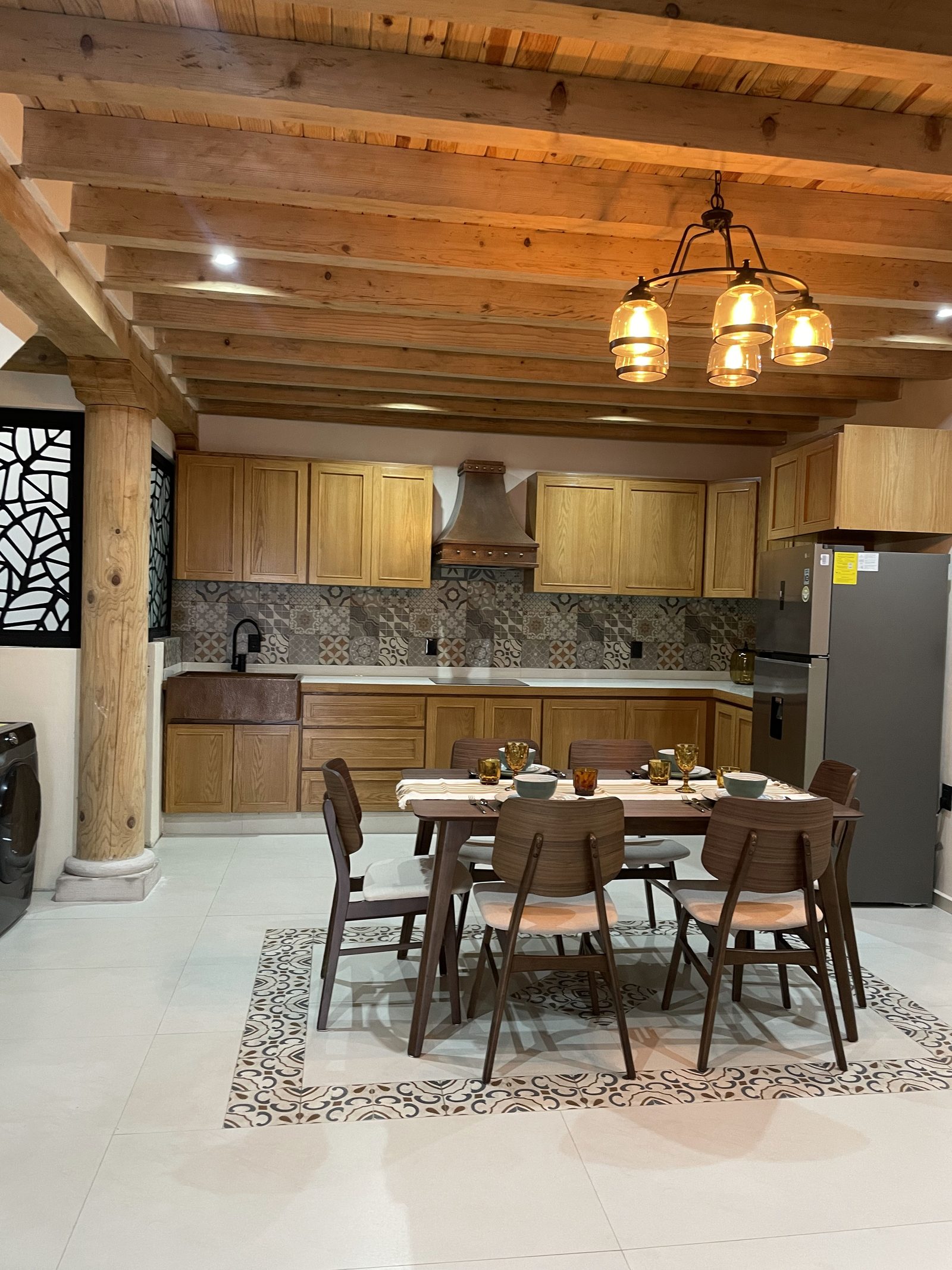 Cocina y comedor con vigas de madera