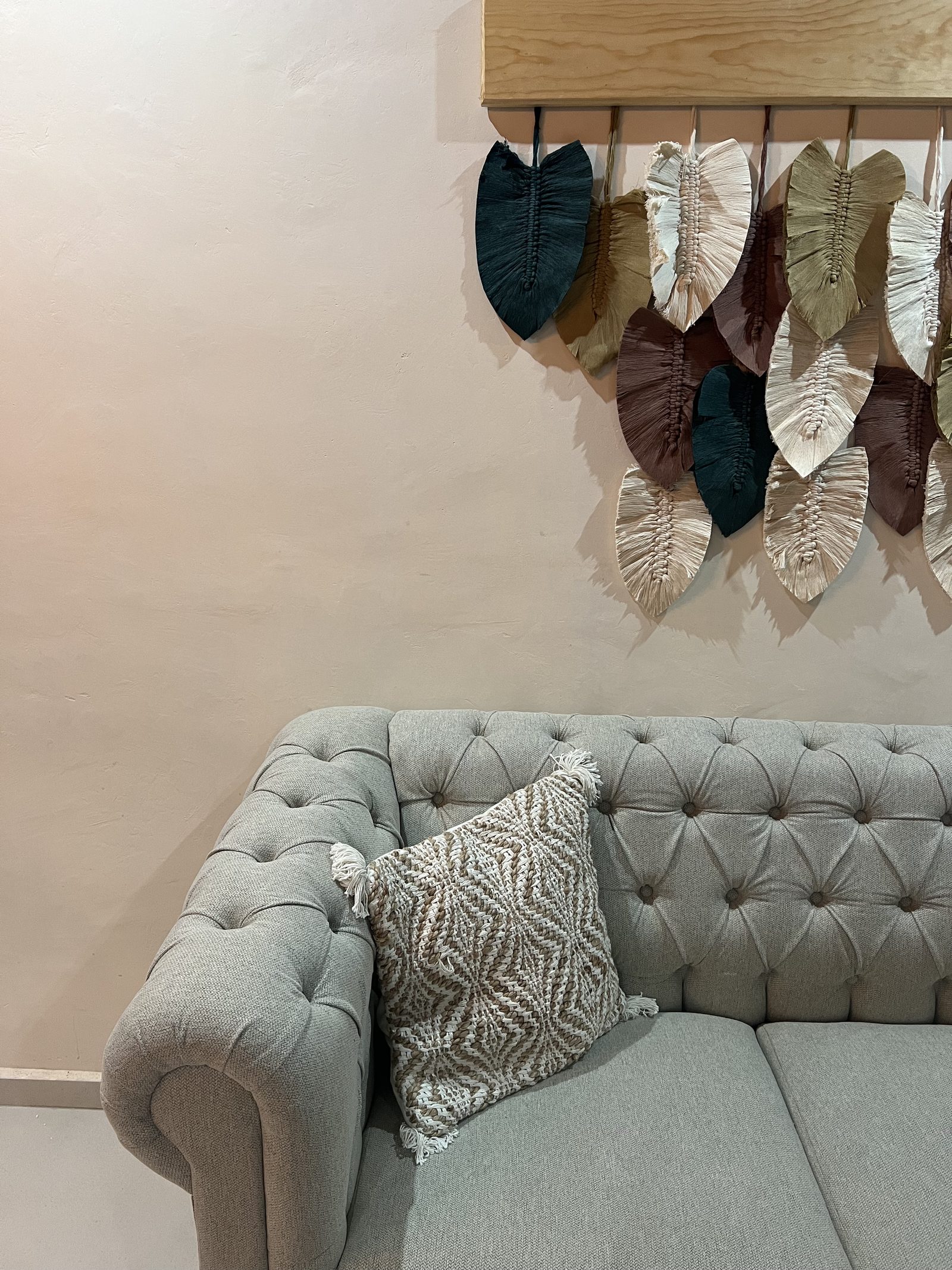 Sofá con cojines y arte de pared