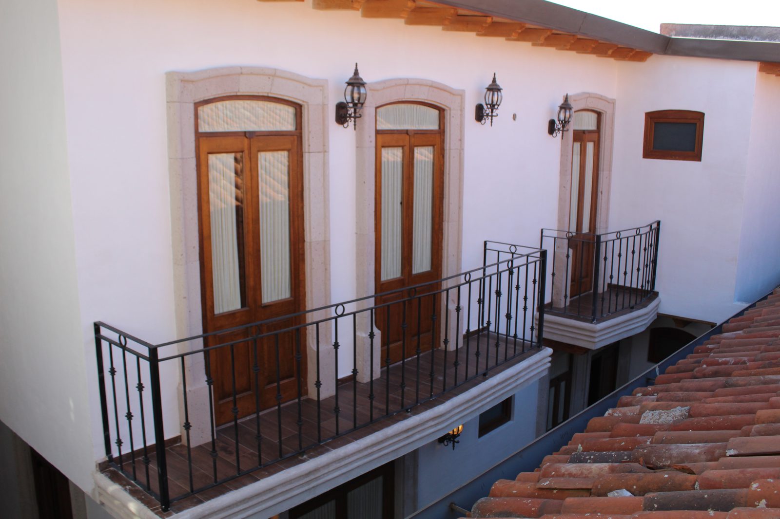 Balcón privado con puertas y barandal
