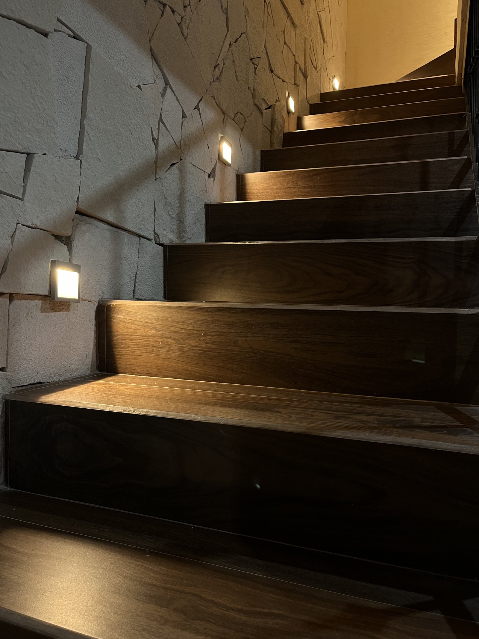 Escalera de madera con iluminación empotrada