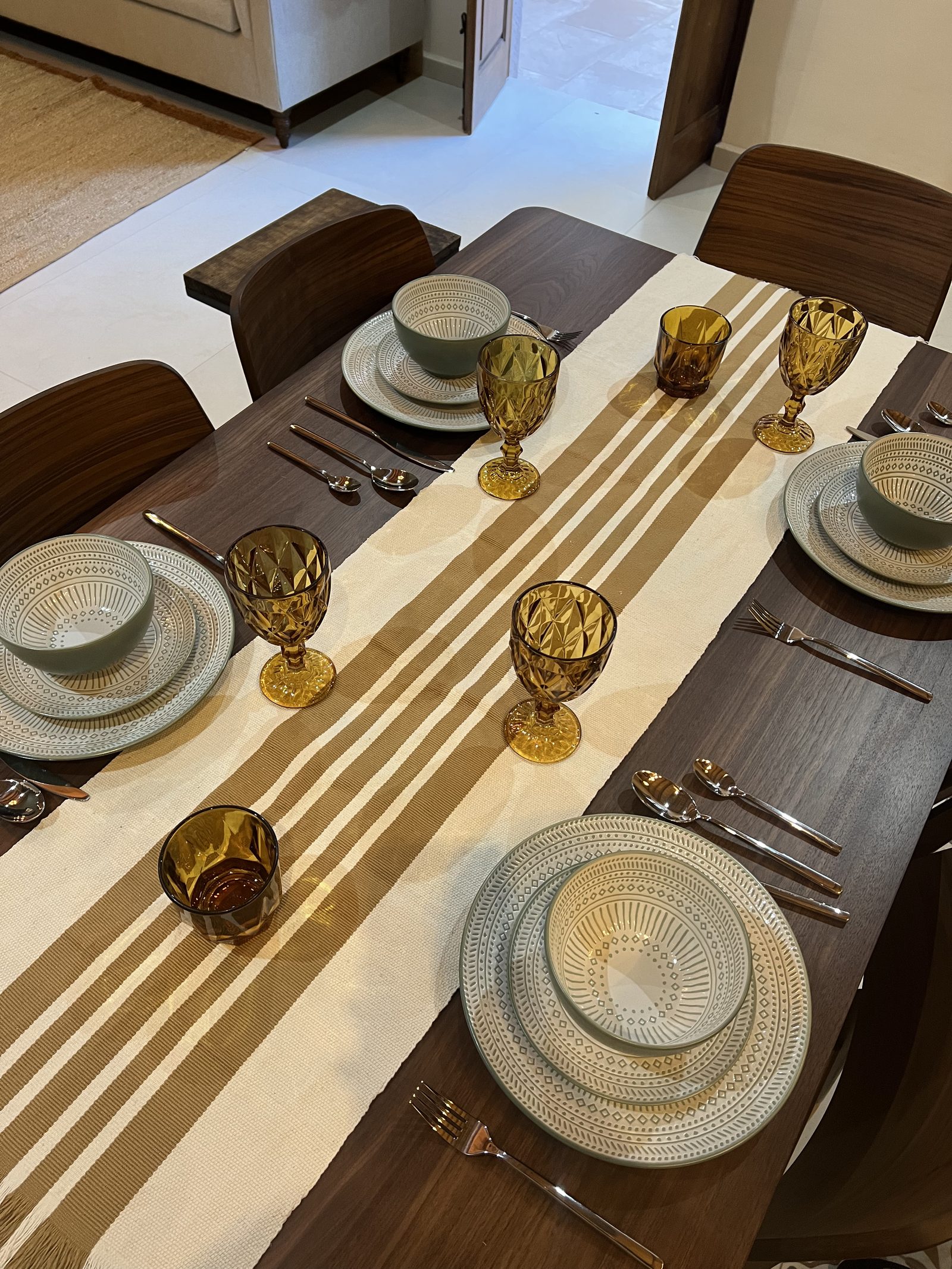 Mesa puesta con vajilla y copas de colores