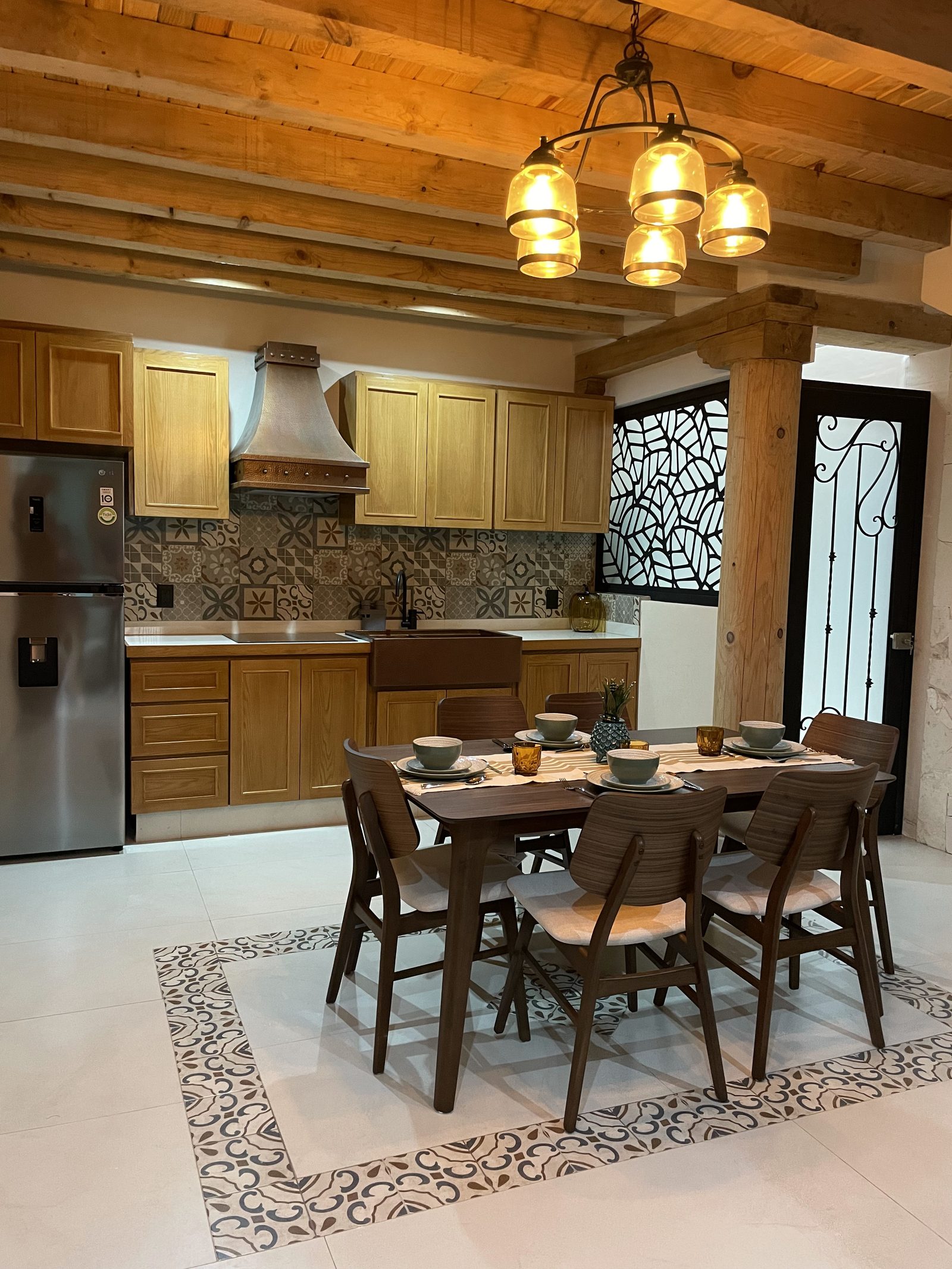 Cocina integral y mesa de comedor puesta
