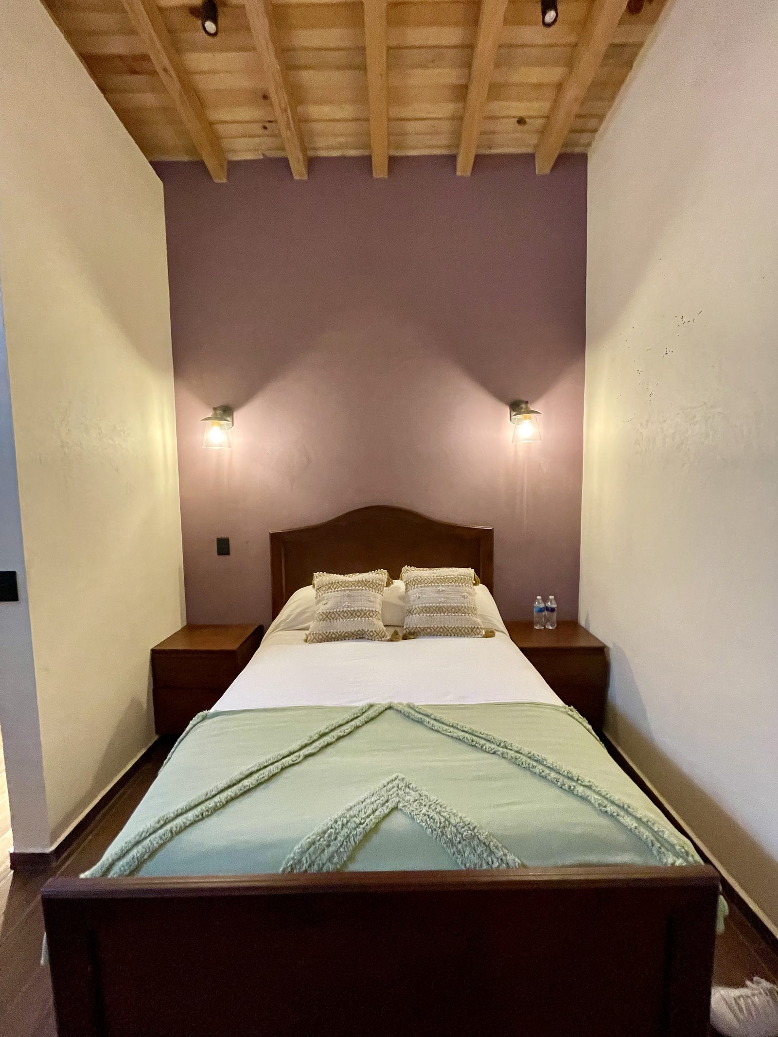 Recámara con cama matrimonial, pared malva