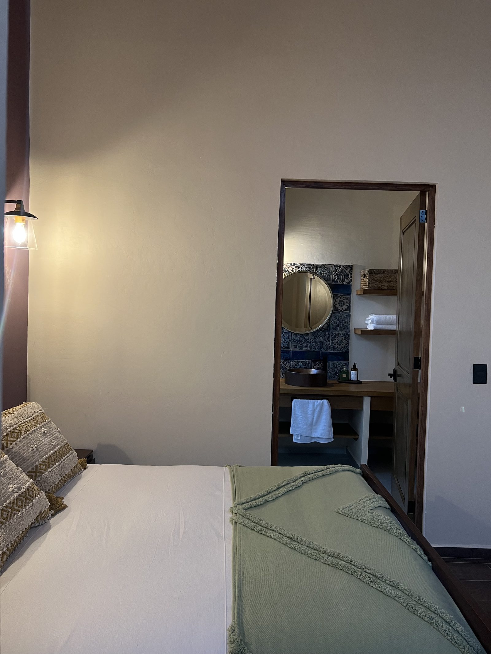 Recámara matrimonial con vista a baño de talavera