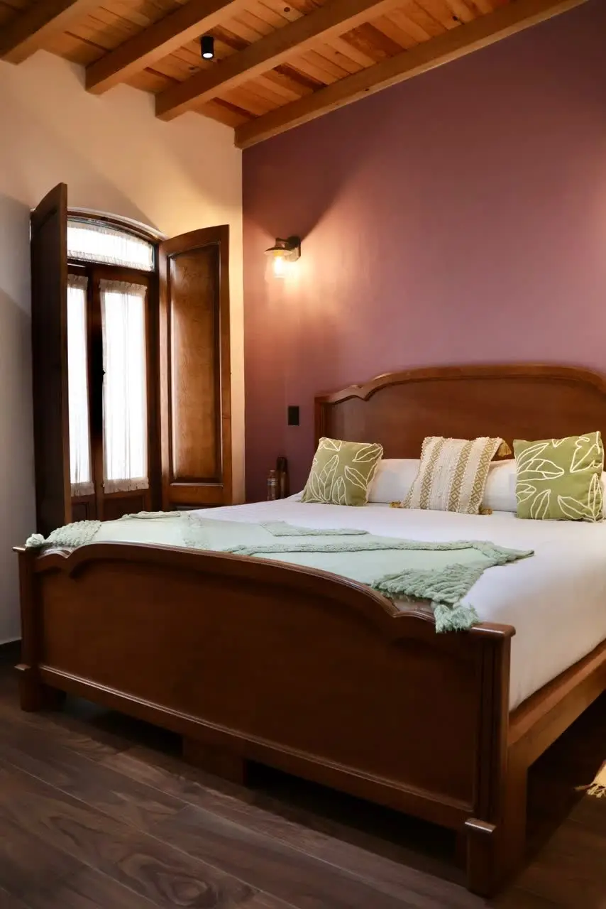 Recámara King con puerta abierta al balcón privado