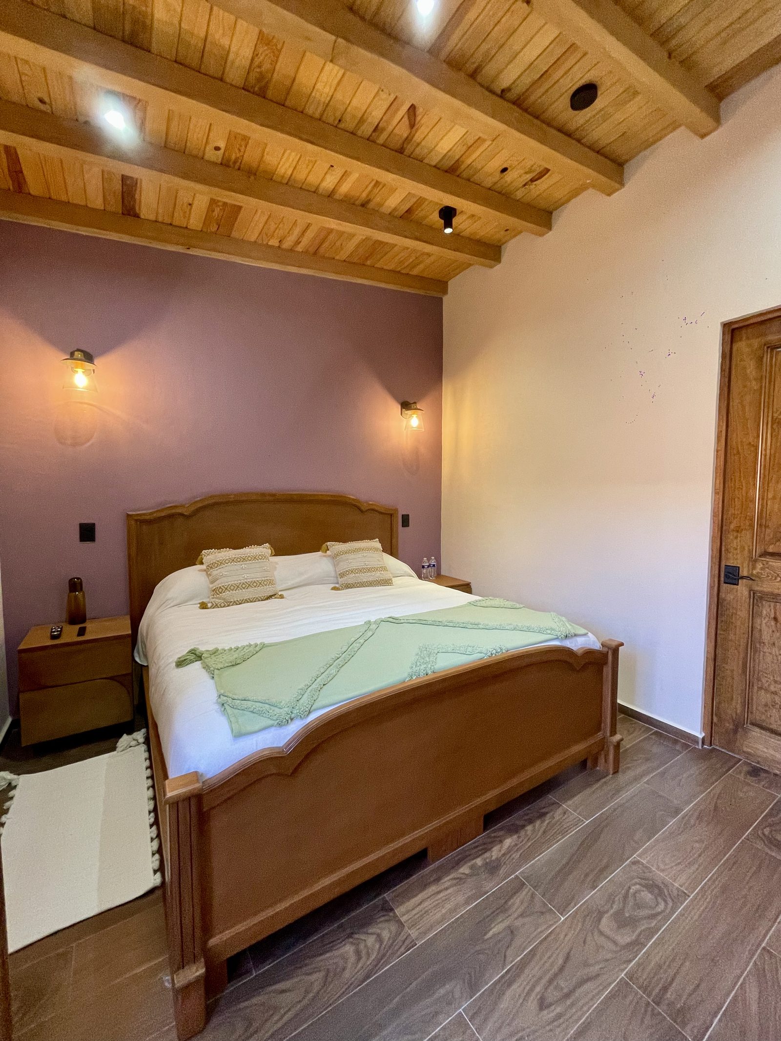 Recámara con cama King y techo de vigas