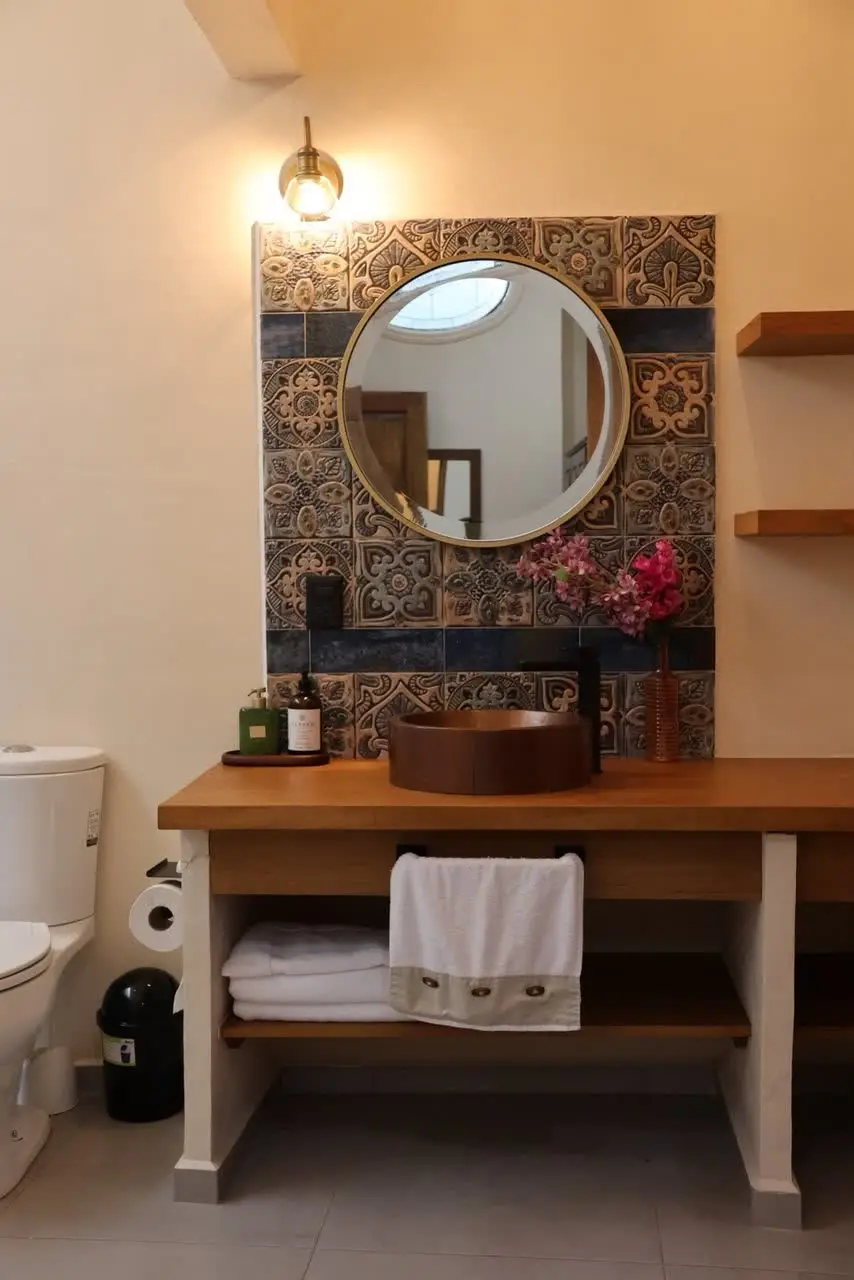Baño con lavabo de cobre y mosaico talavera