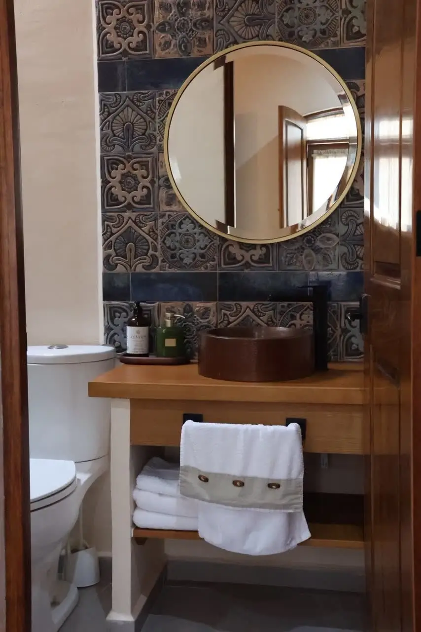 Segundo baño con lavabo de cobre