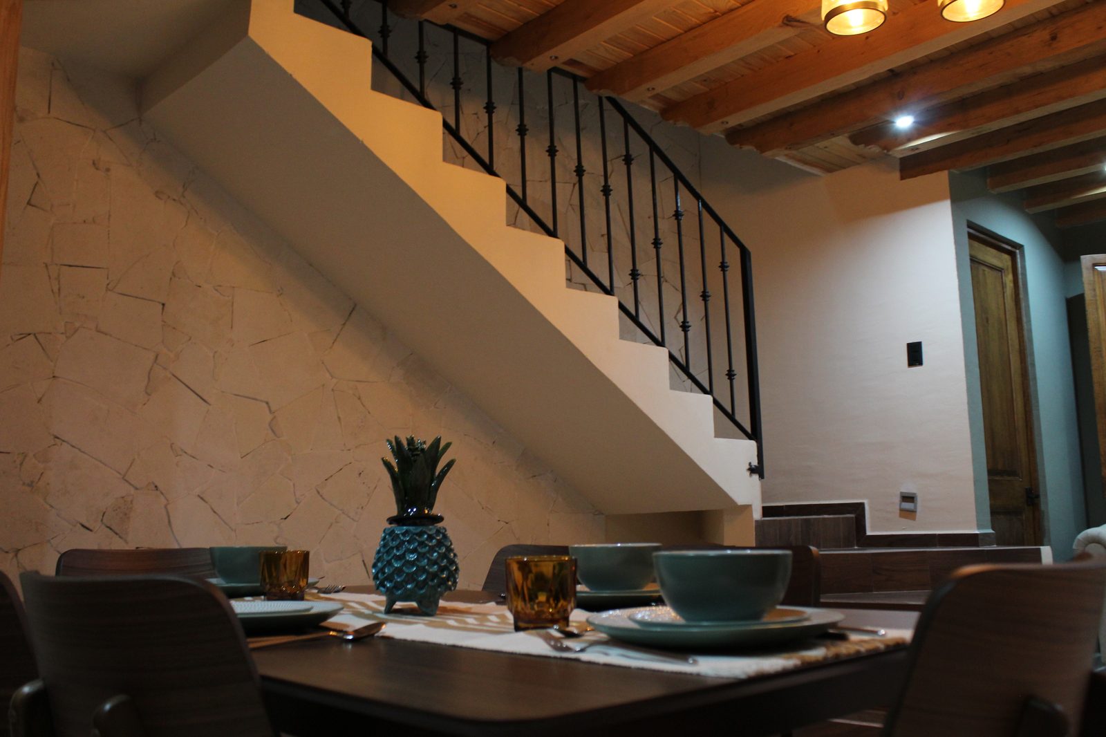 Escalera de piedra junto al comedor