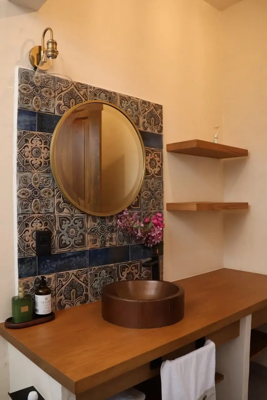 Detalle de espejo y mosaico talavera