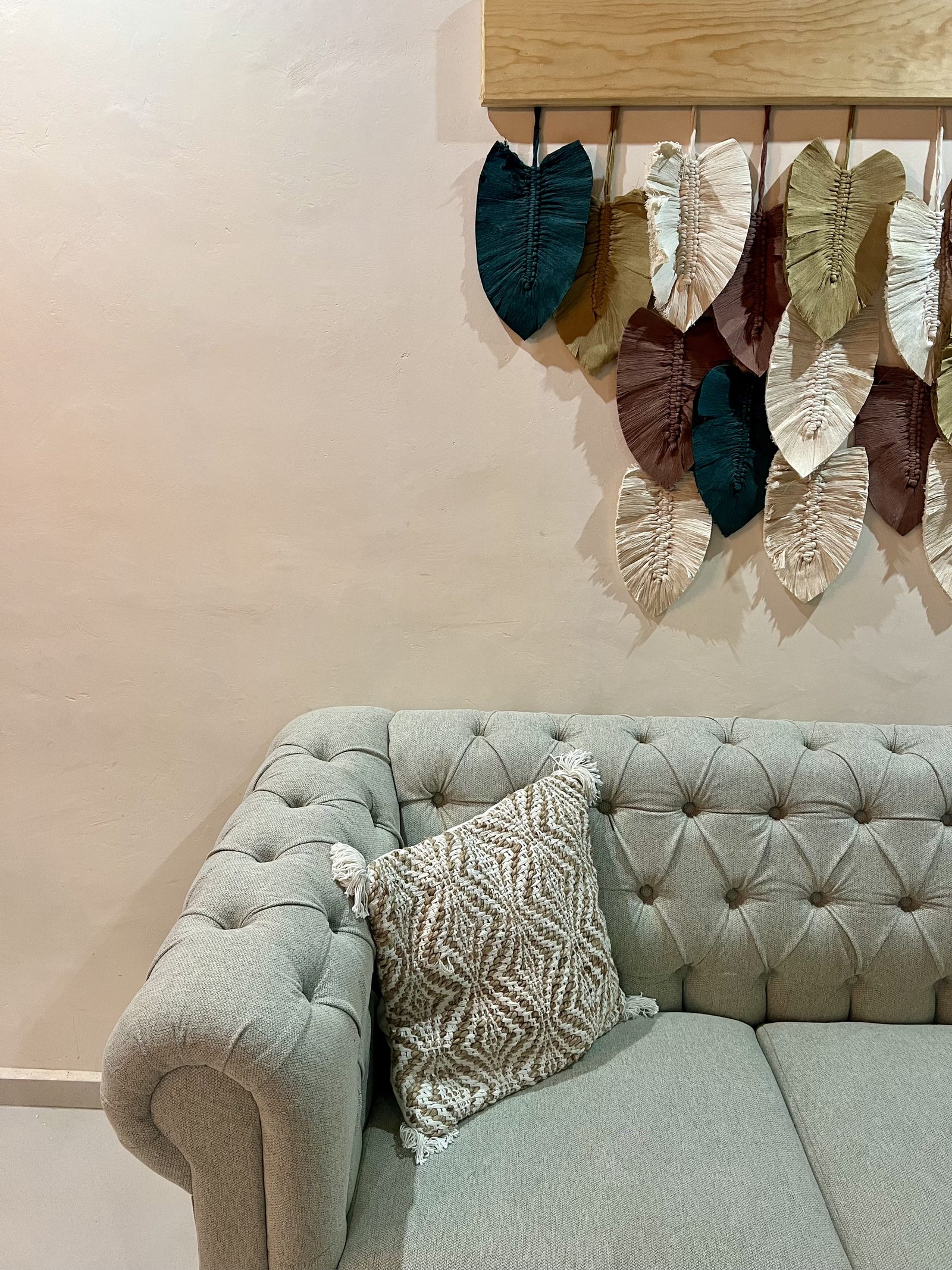 Cojín tejido y arte de plumas de macramé