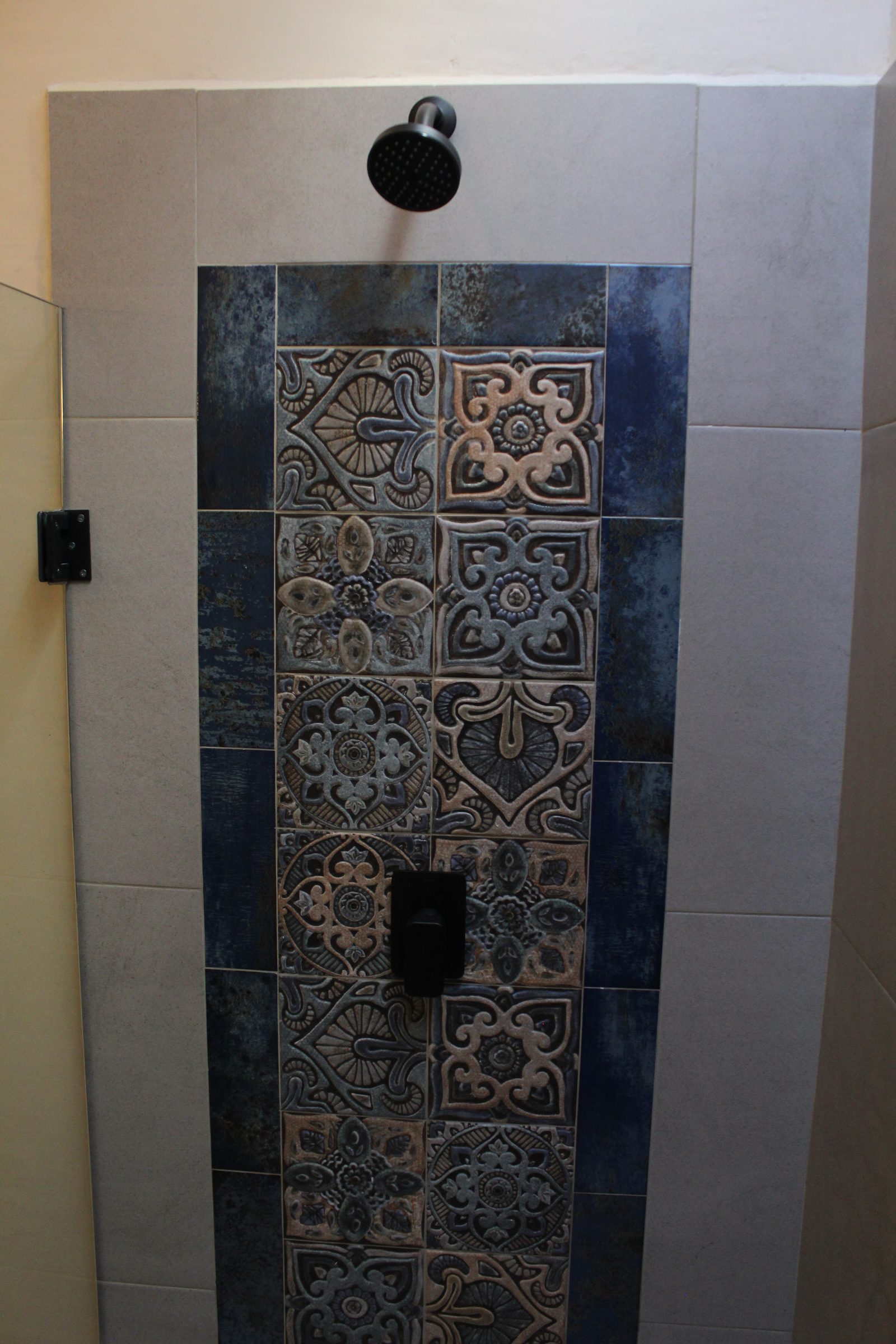 Detalle de talavera azul en la regadera