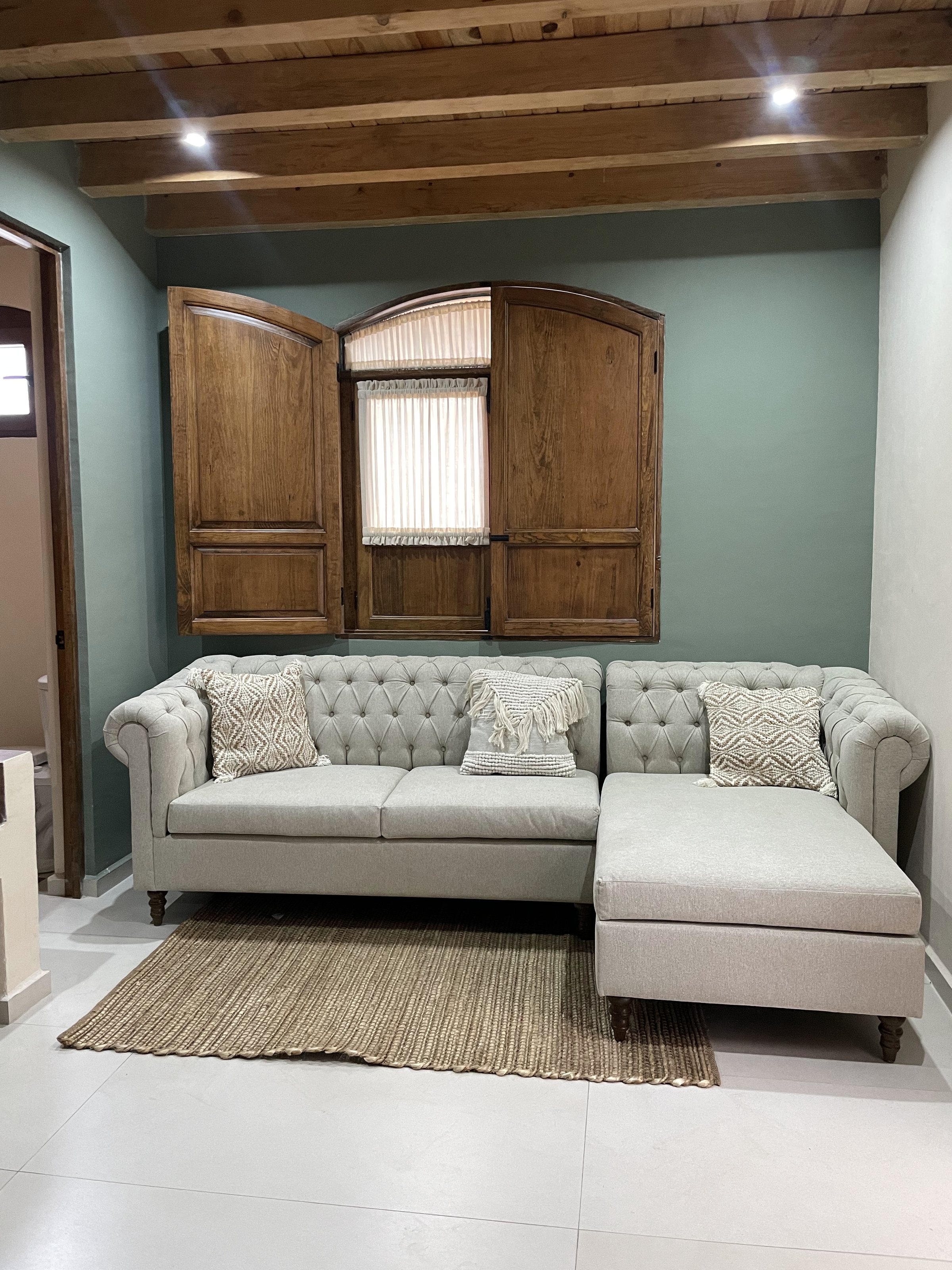 Sala del Departamento 3 con sofá chesterfield