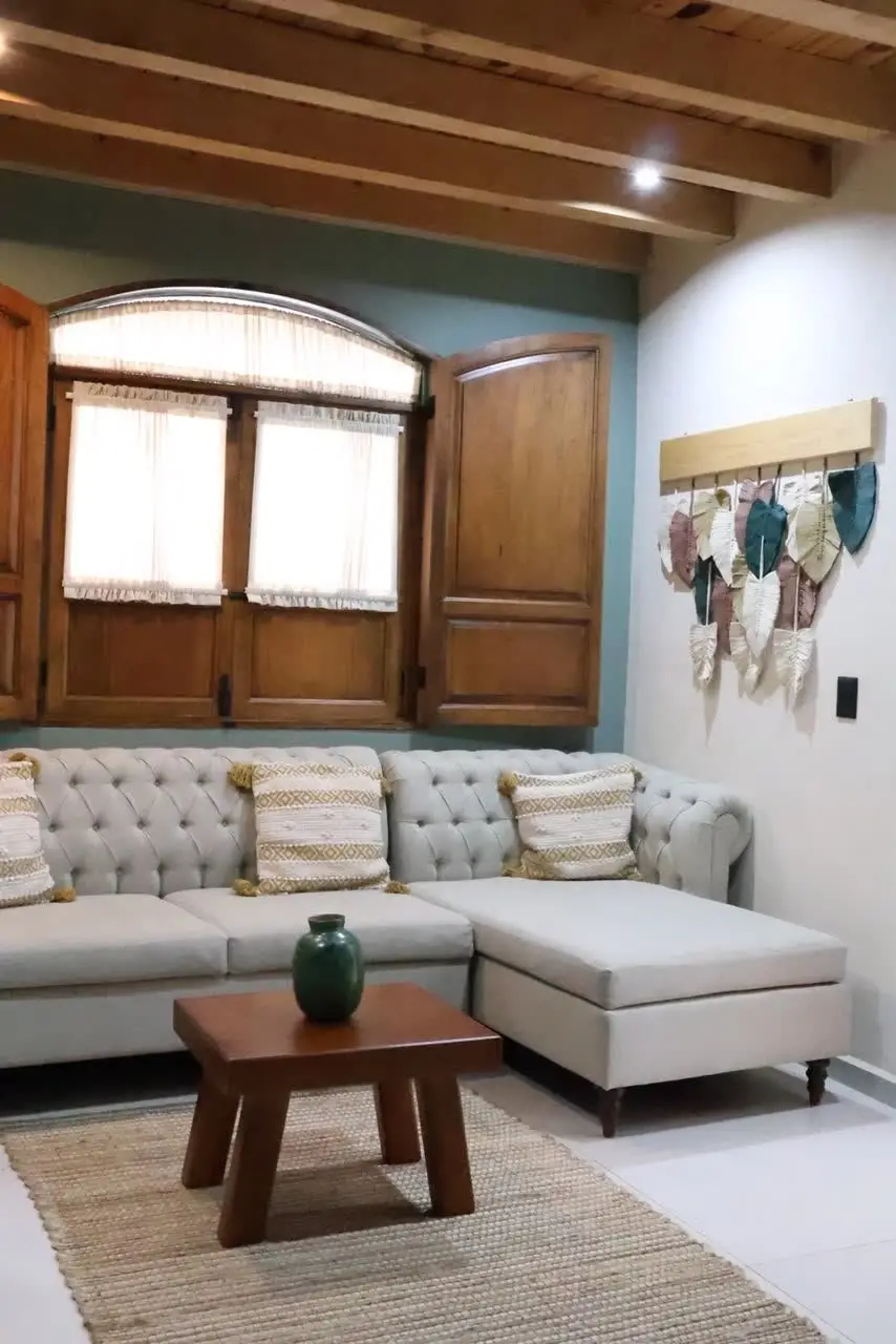 Sala del Departamento 3 con sofá chesterfield