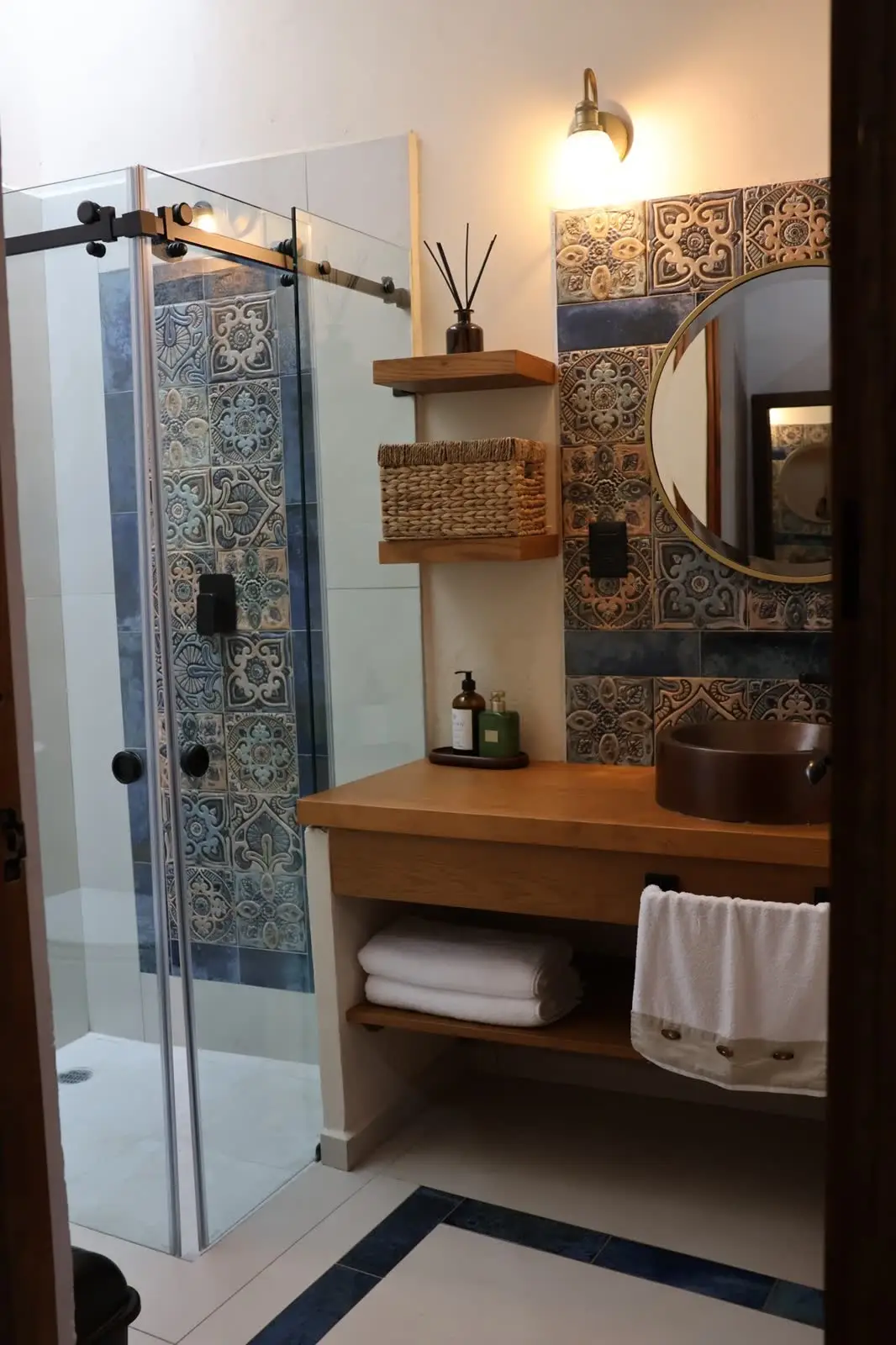 Baño con lavabo de cobre y mosaico talavera azul