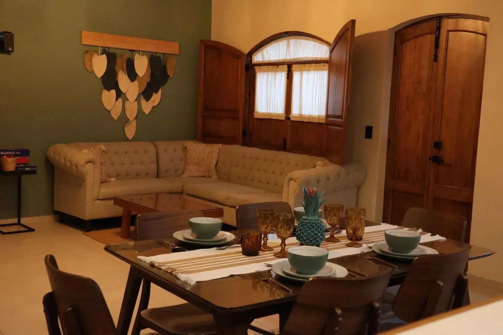 Sala con sofá chesterfield y comedor