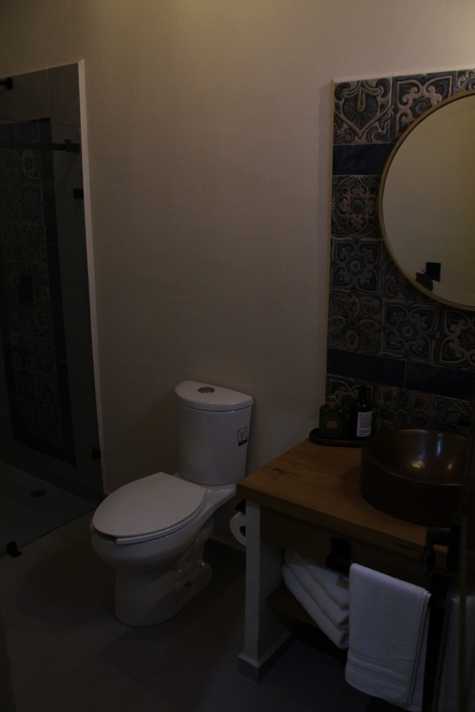 Baño con lavabo de cobre y luz cálida