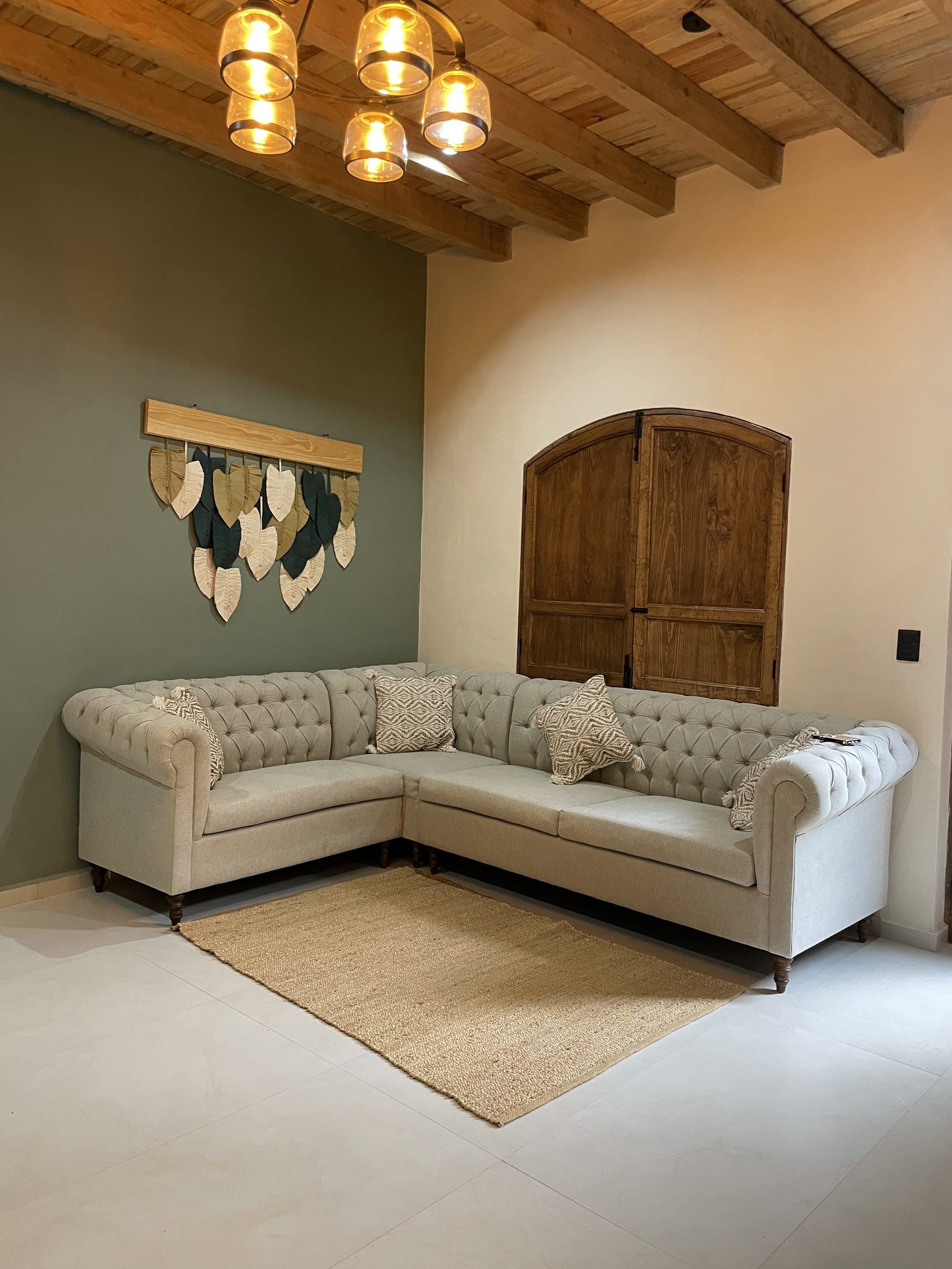 Sala con sofá chesterfield y arte de pared