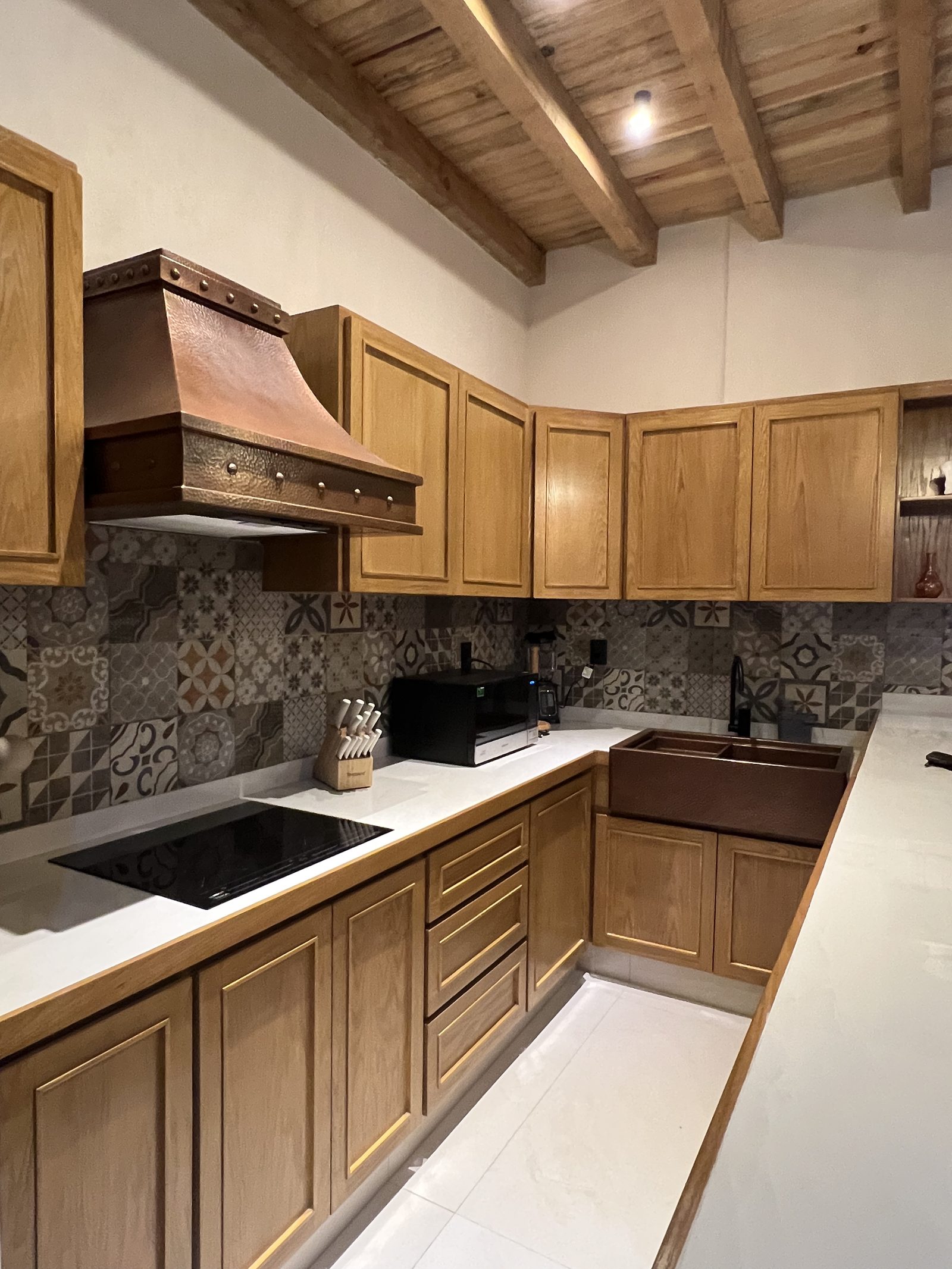 Cocina con campana de cobre y talavera