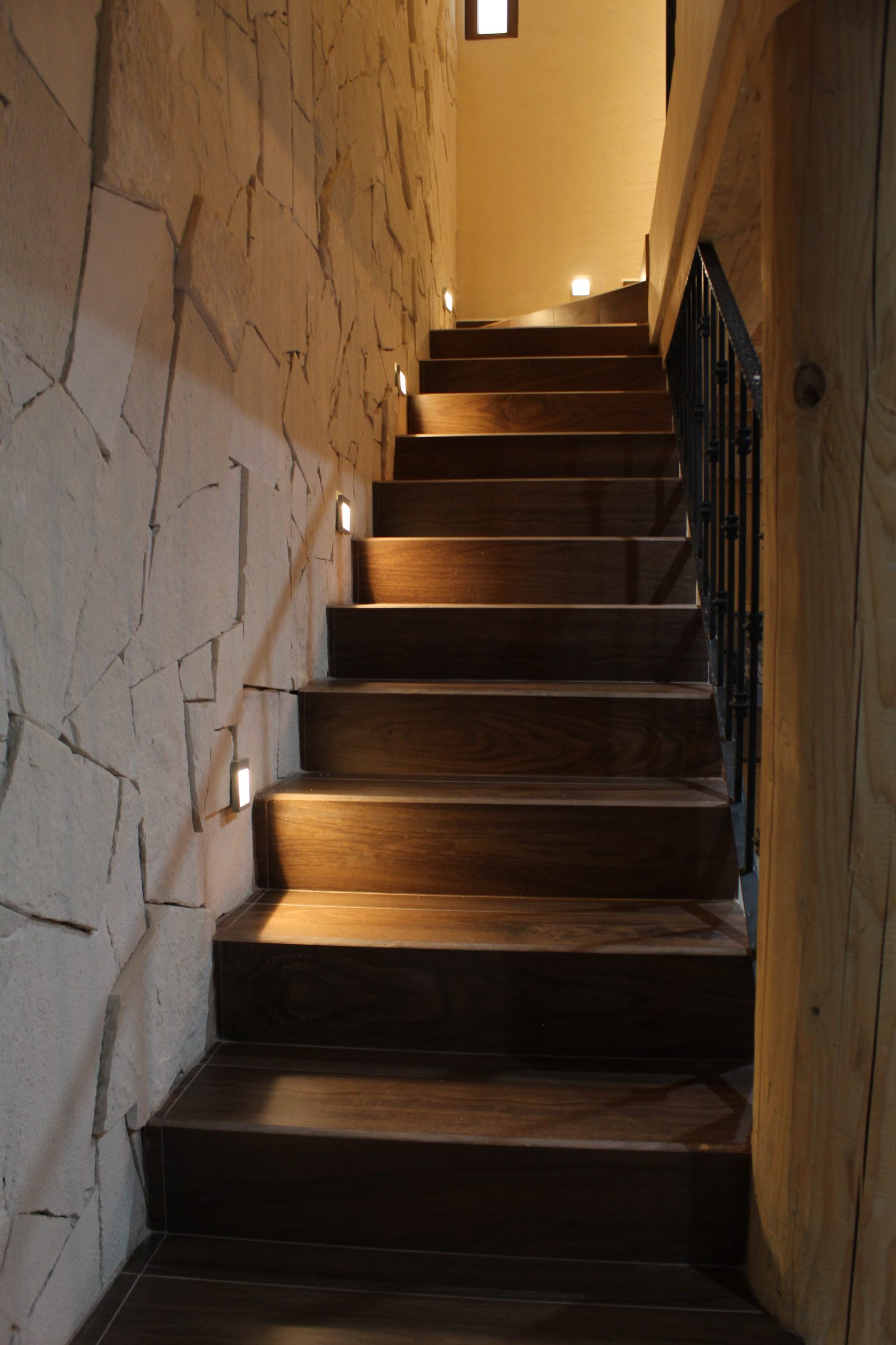 Escalera de madera con iluminación empotrada