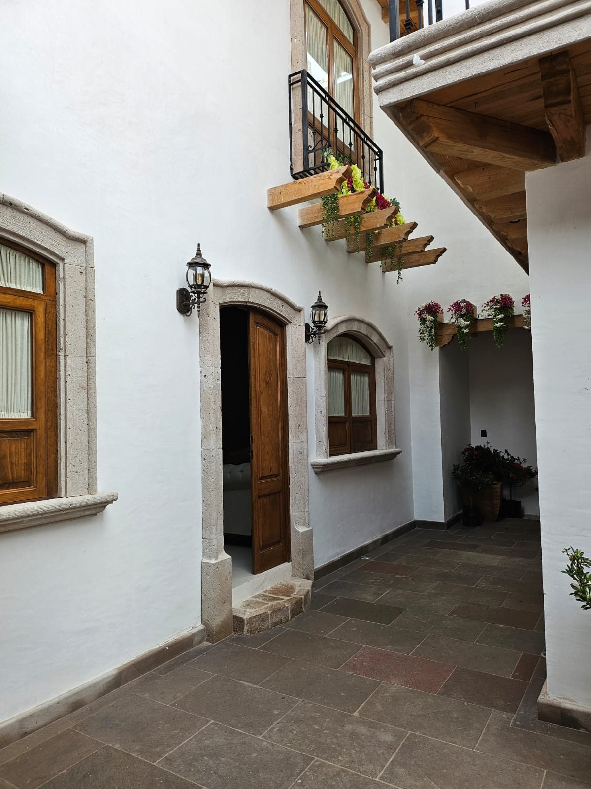 Patio interior con balcón y flores
