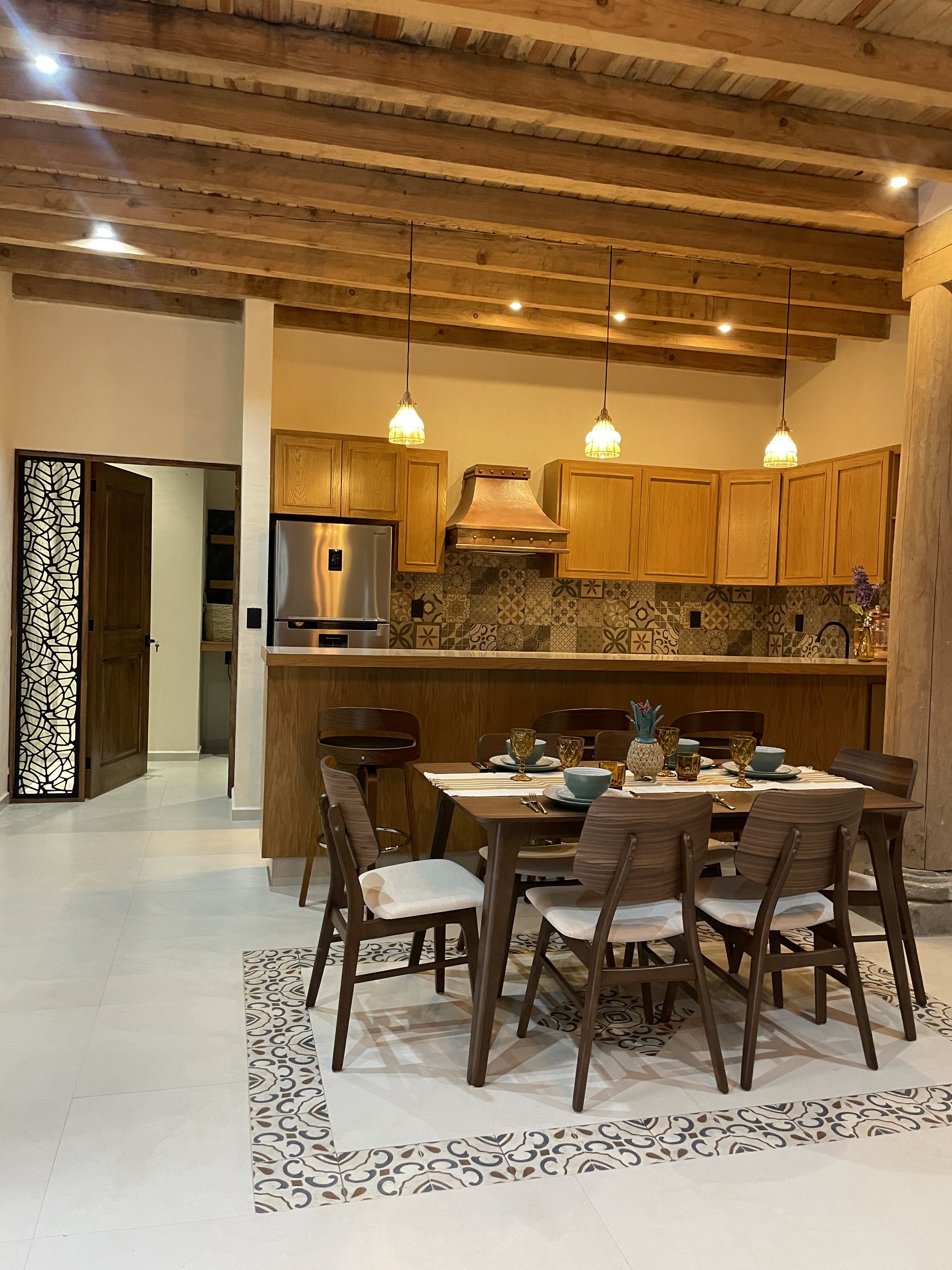 Cocina y comedor del Departamento 4 con vigas de madera