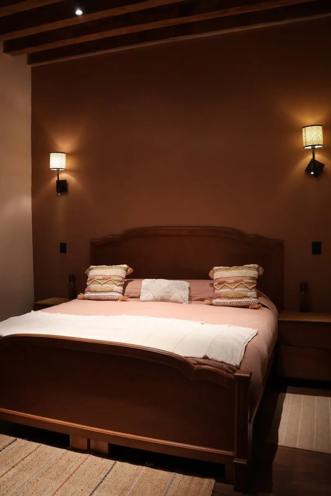 Recámara con cama King, cojines bordados y luz cálida