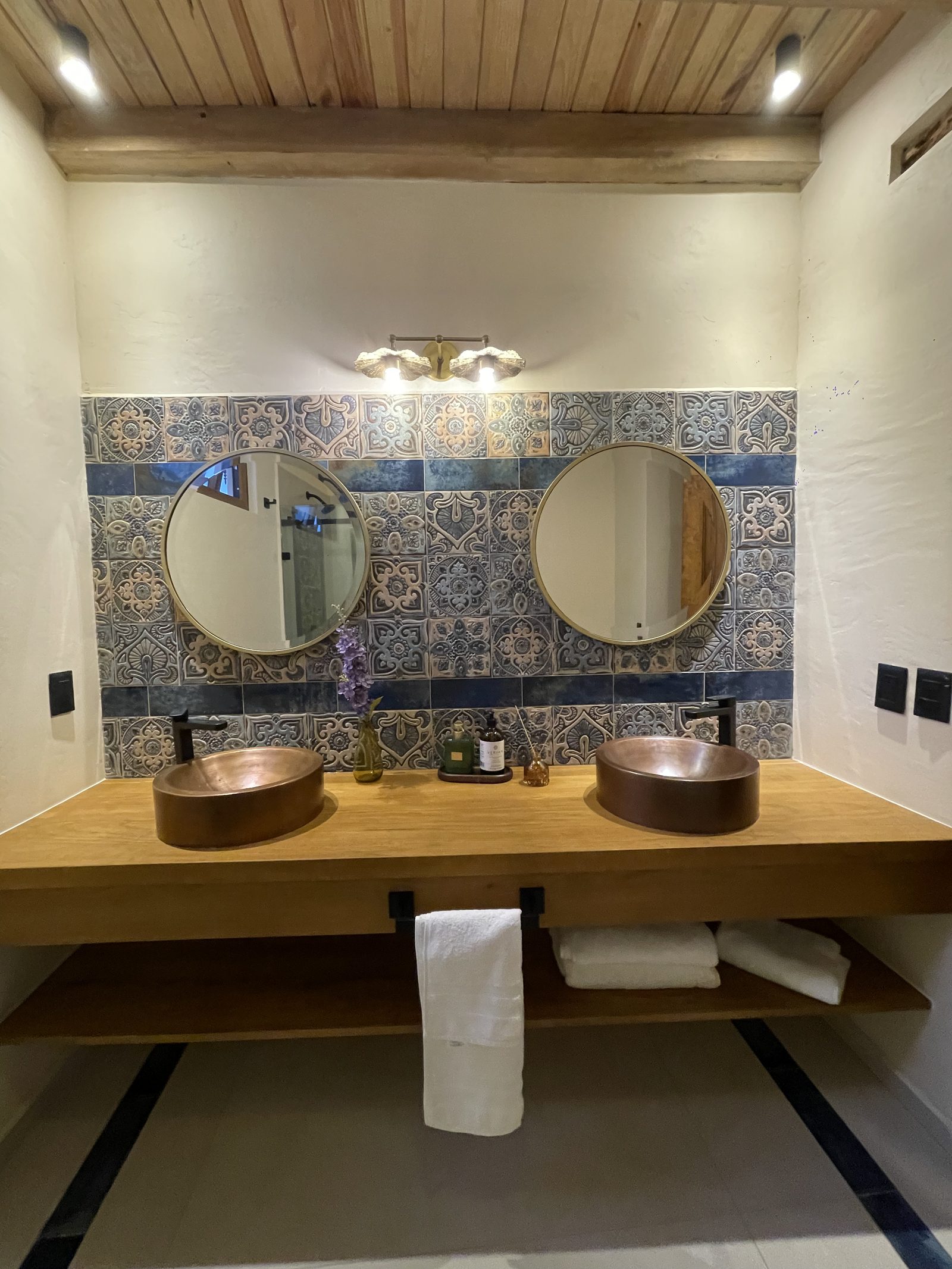 Baño con doble lavabo de cobre
