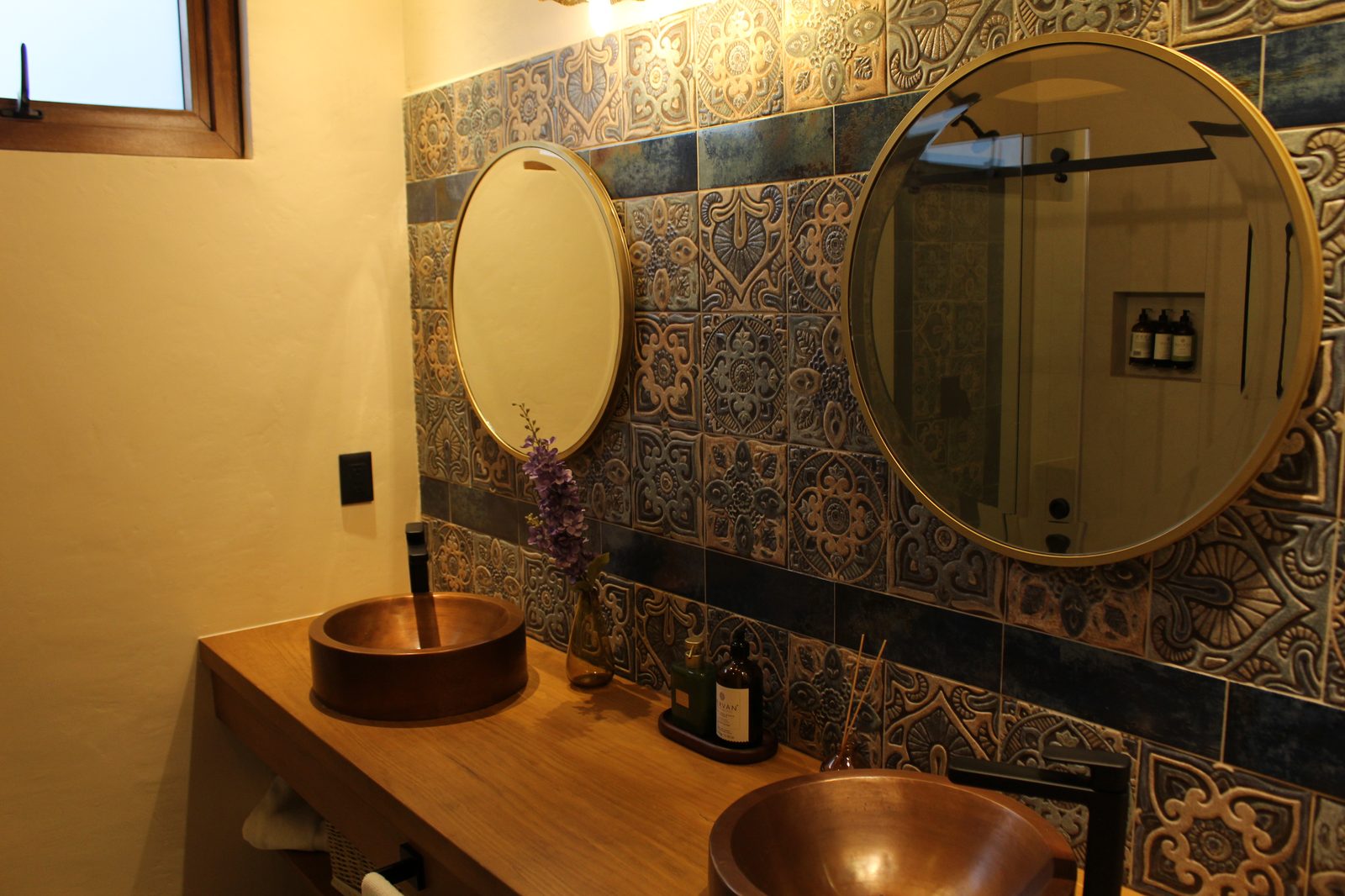 Baño con ventana y luz natural