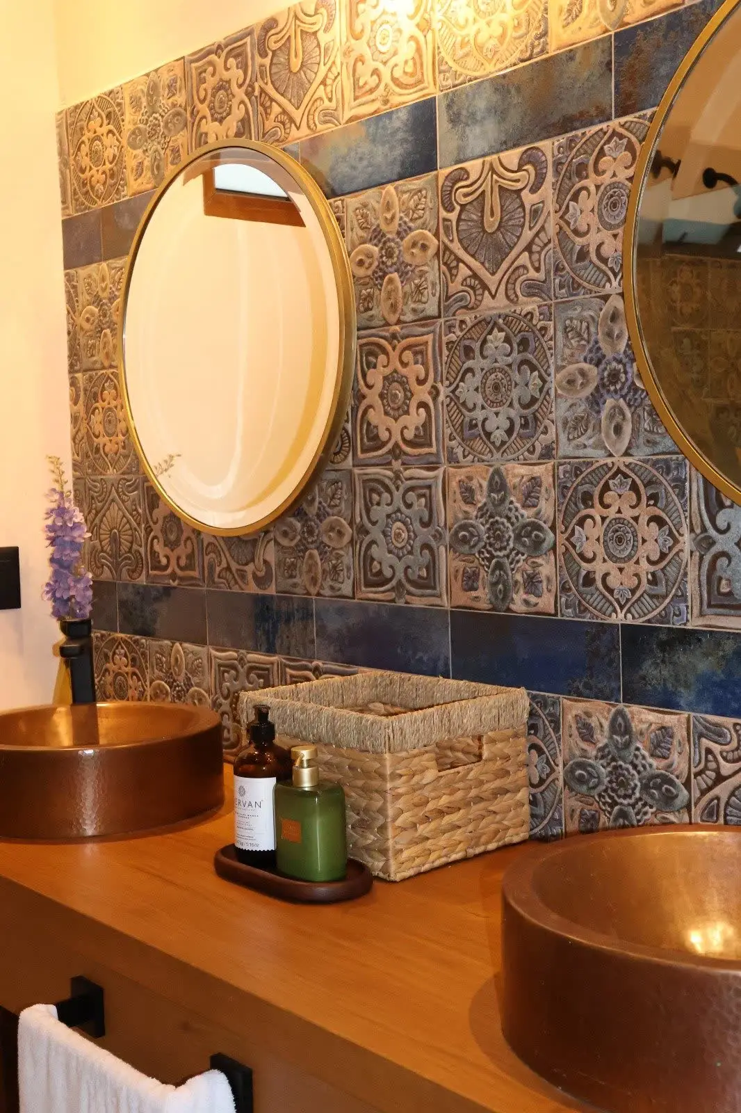 Baño con doble lavabo de cobre y mosaico talavera