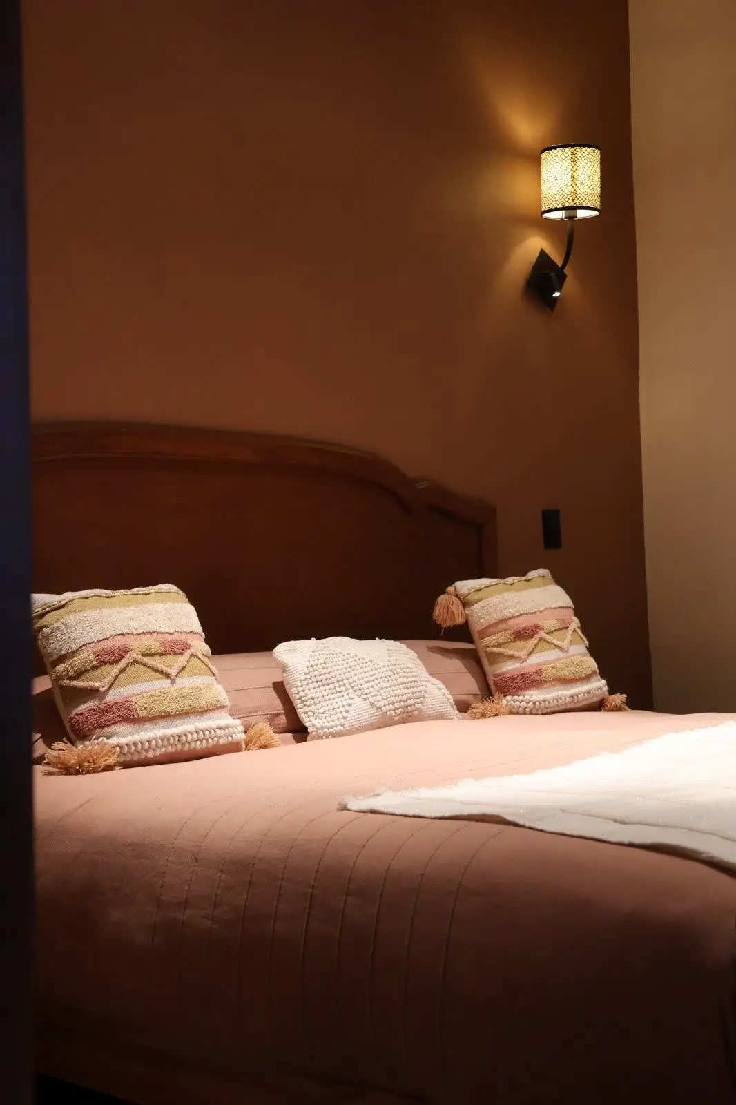 Detalle de cojines bordados en la cama