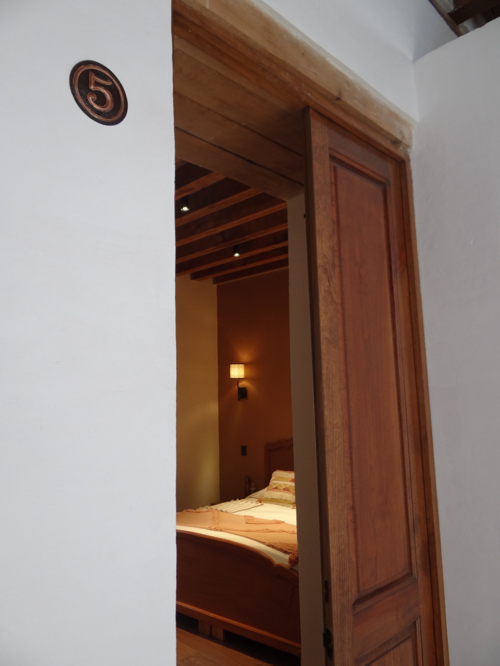 Entrada de la habitación con placa numerada 5